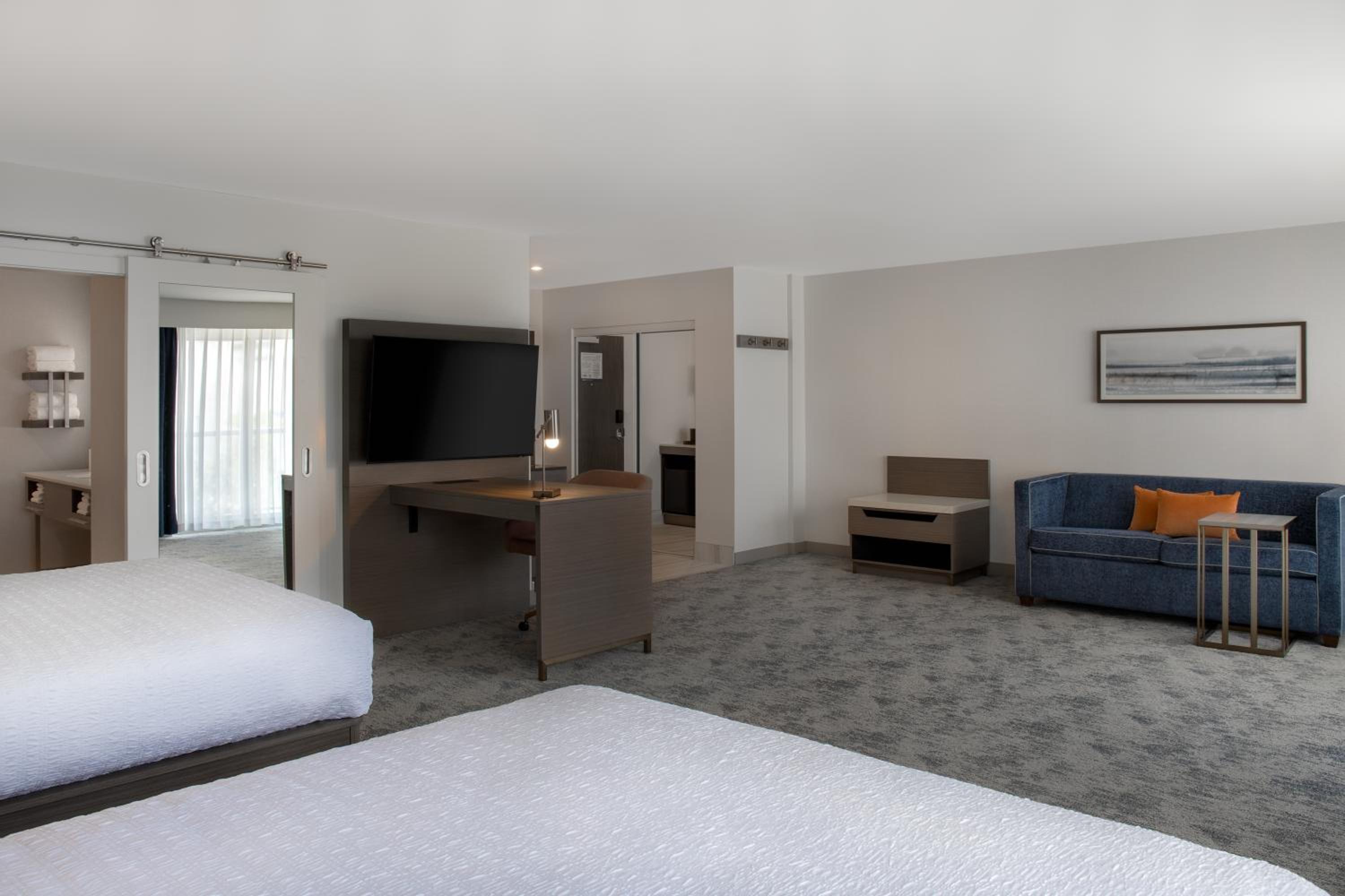 Queen Studio Suite with Two Queen Beds - Photo 2