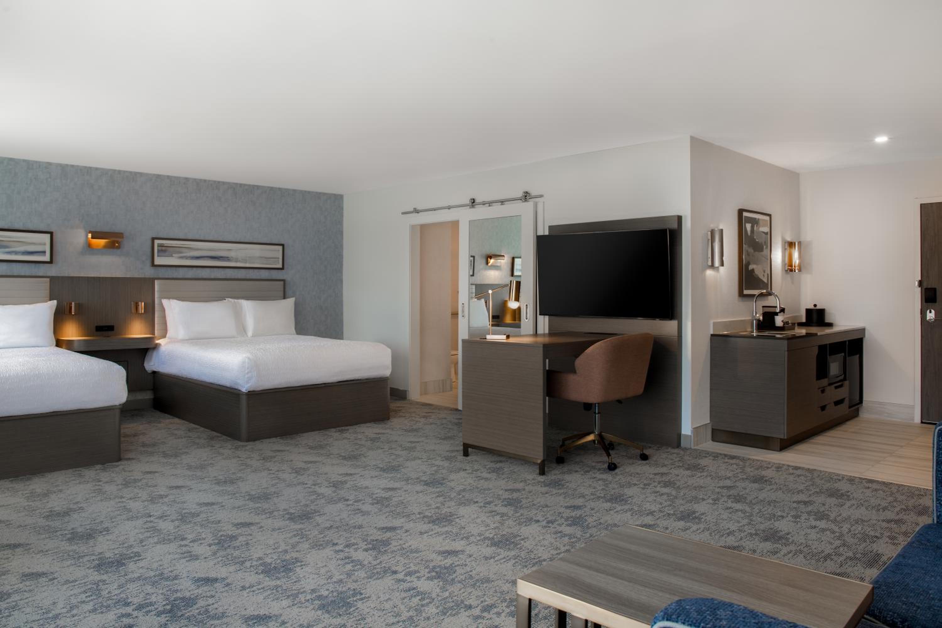 Queen Studio Suite with Two Queen Beds - Photo 5