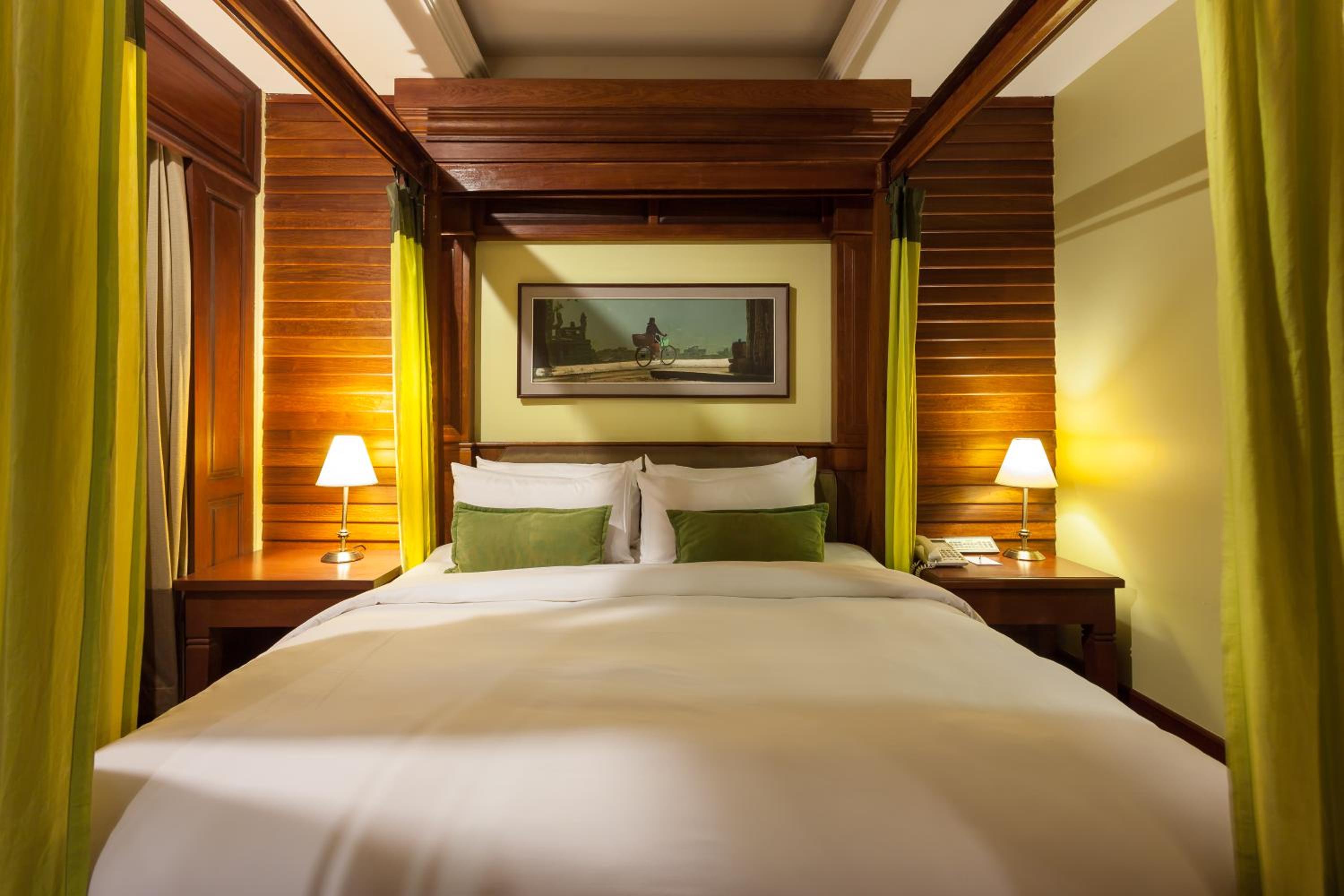 Royal Suite with Pool View - Photo 8