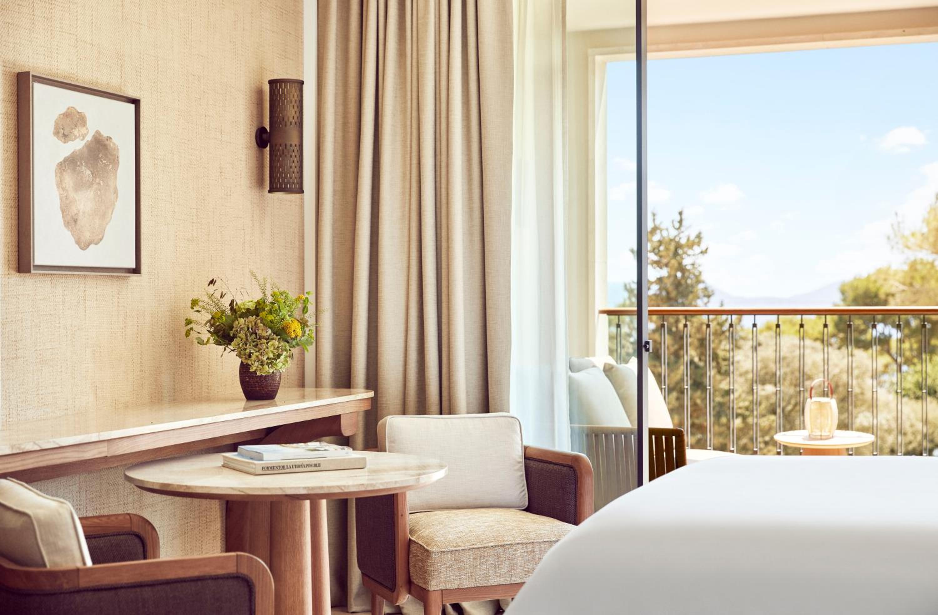 Habitación accesible con vista al jardín, cama King.