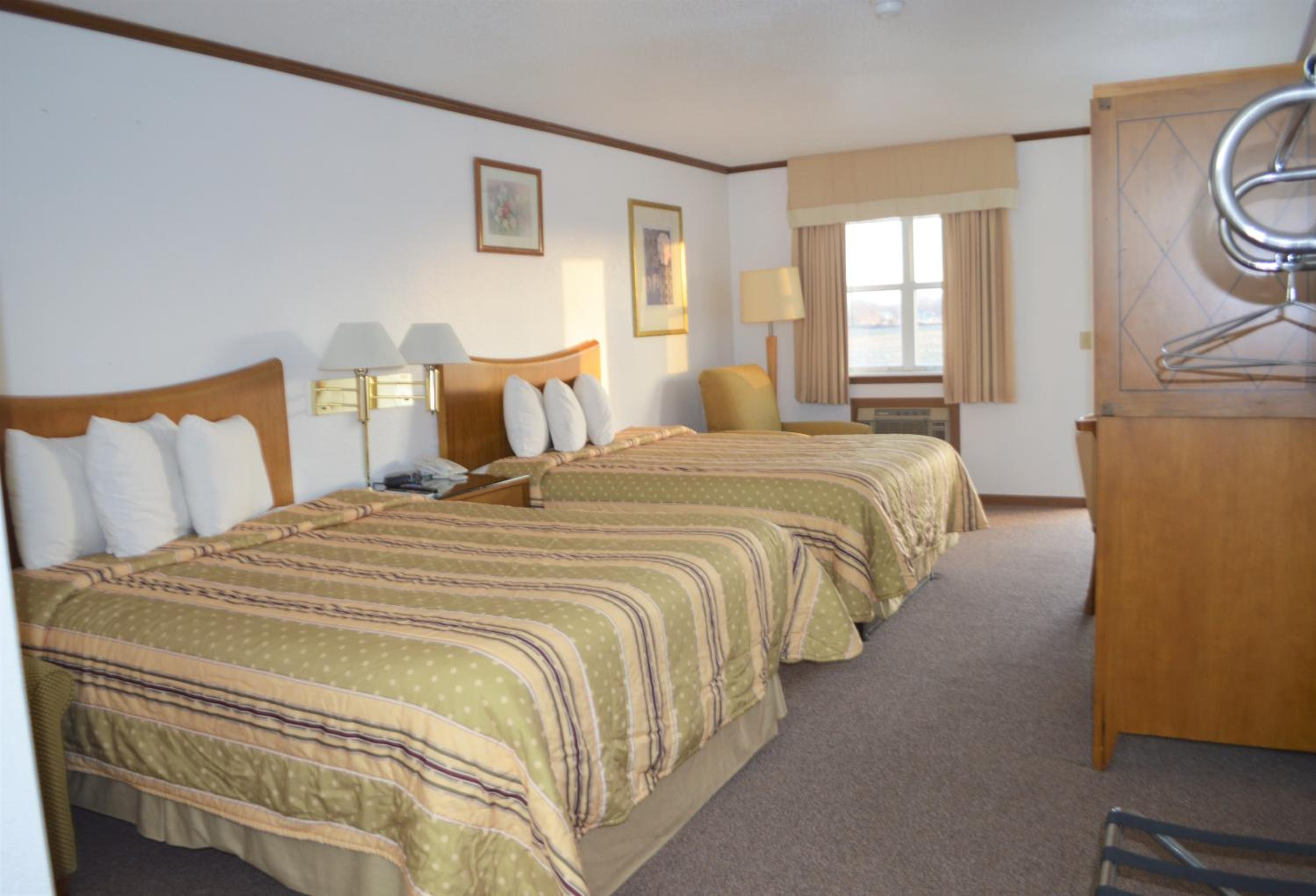 Queen Room with Two Queen Beds - Photo 4