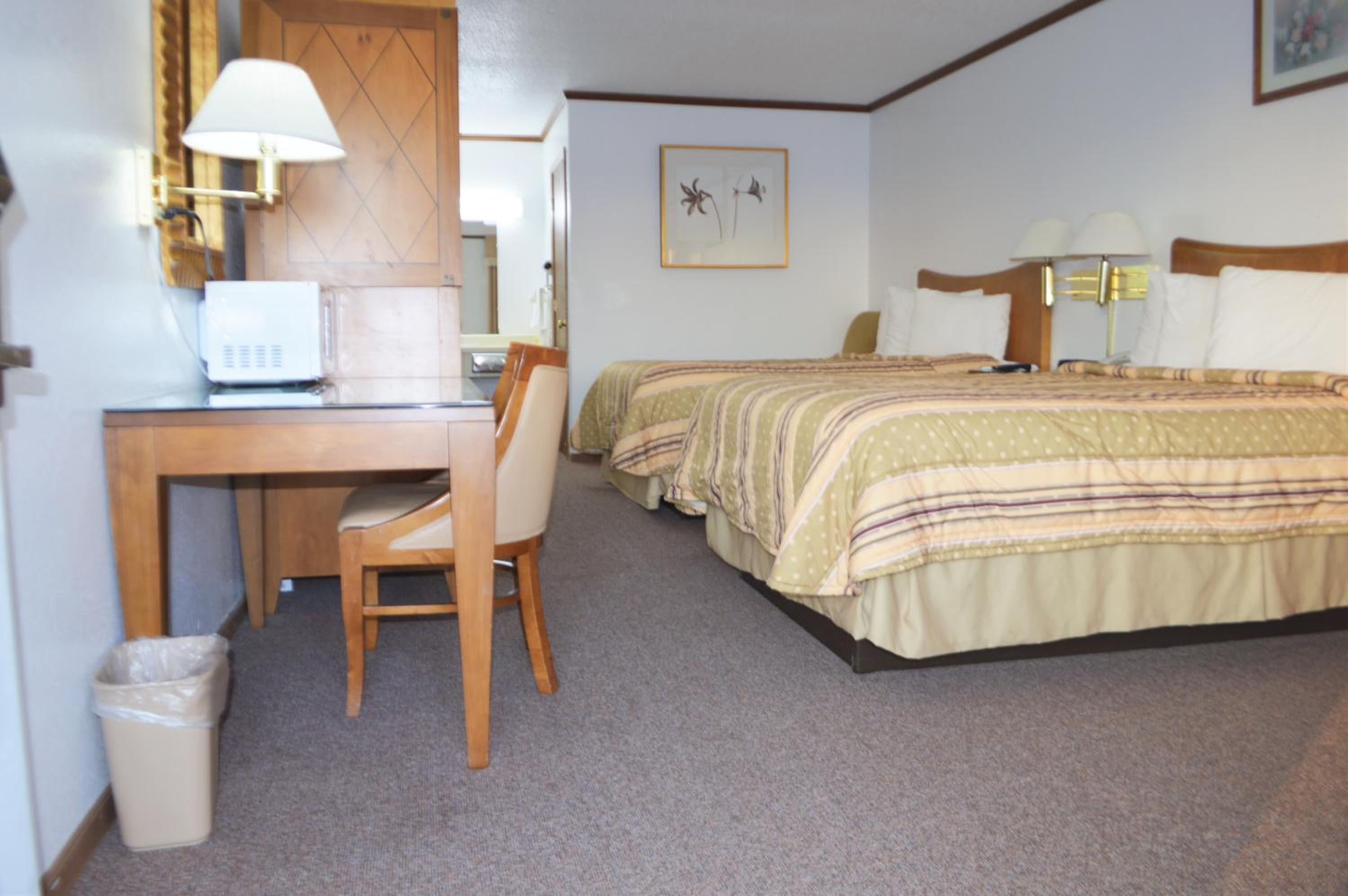Queen Room with Two Queen Beds - Photo 3