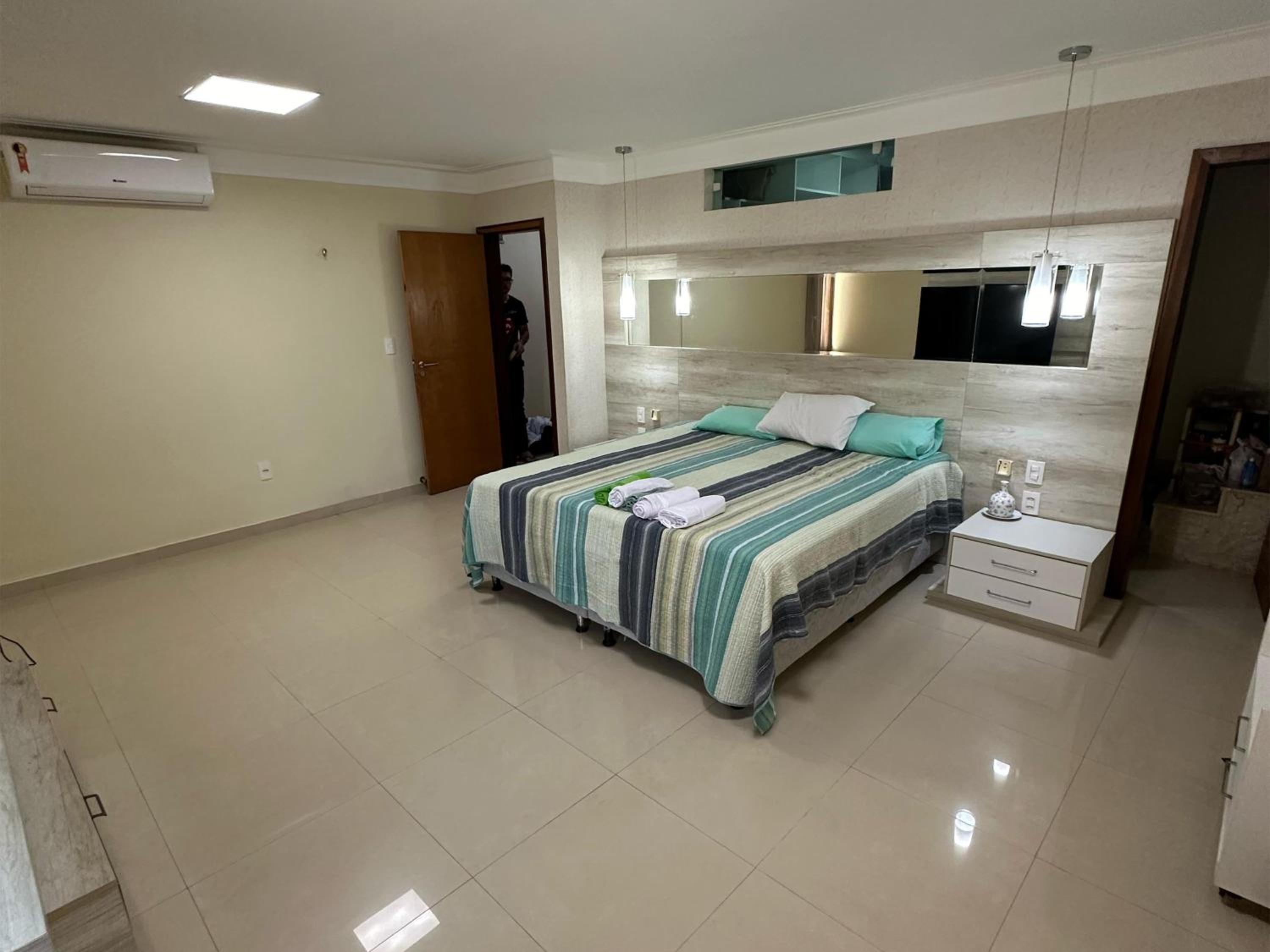 Five-Bedroom House photo 1