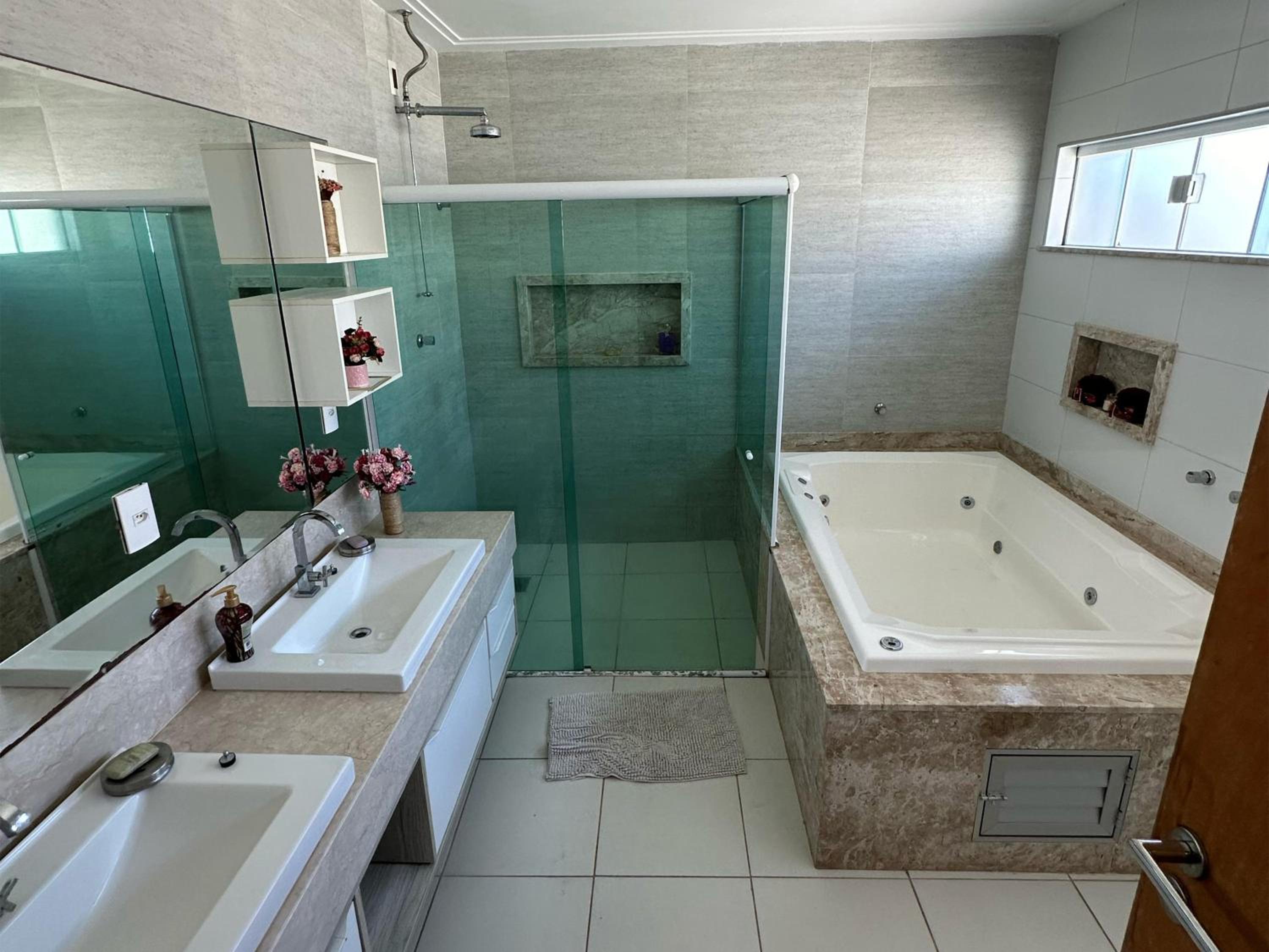 Five-Bedroom House photo 2