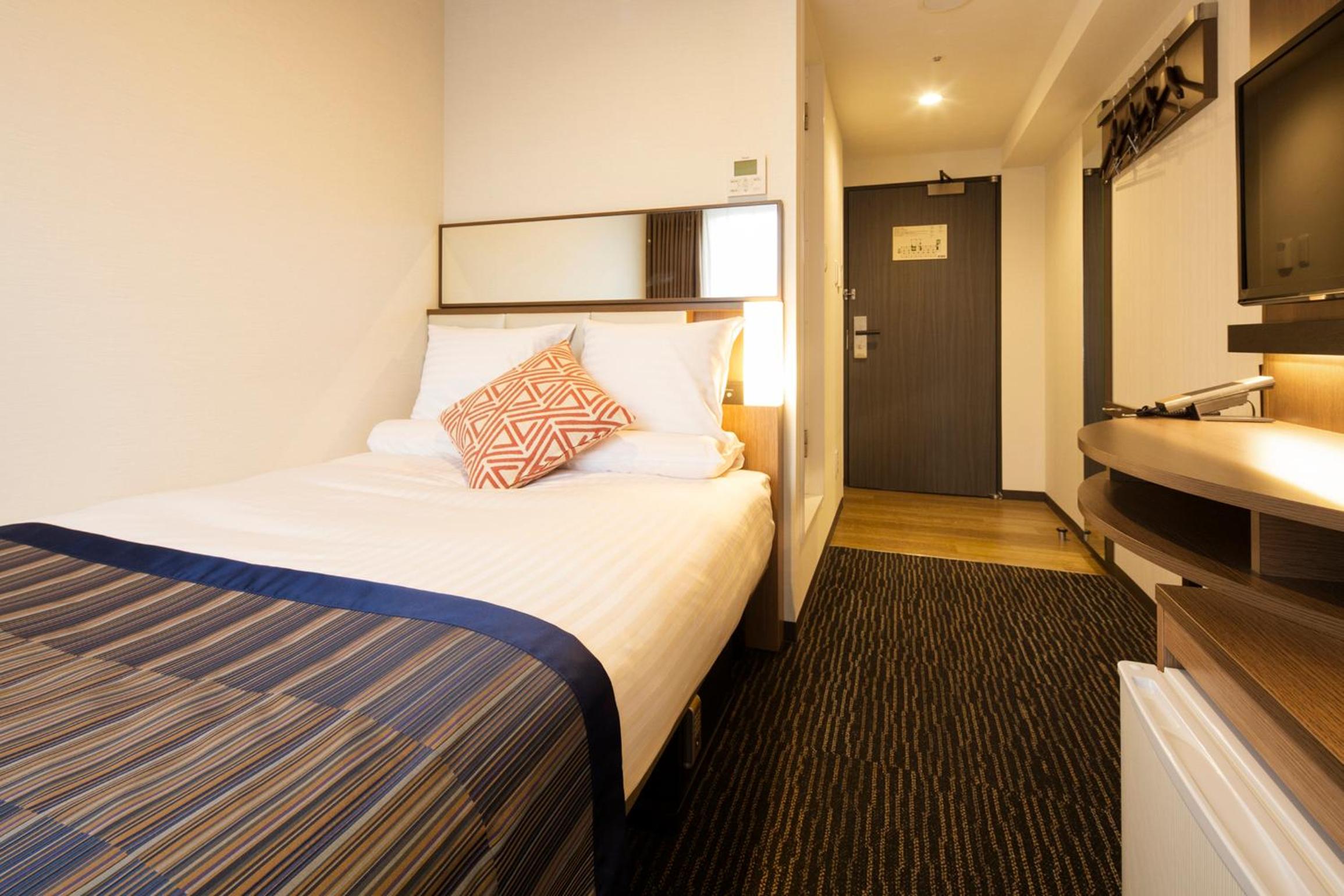Standard Double Room with Small Double Bed - Non-Smoking- House Keeping is Optional with Additional Cost photo 3