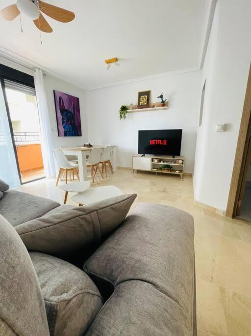Apartamento de tres habitaciones con balcón