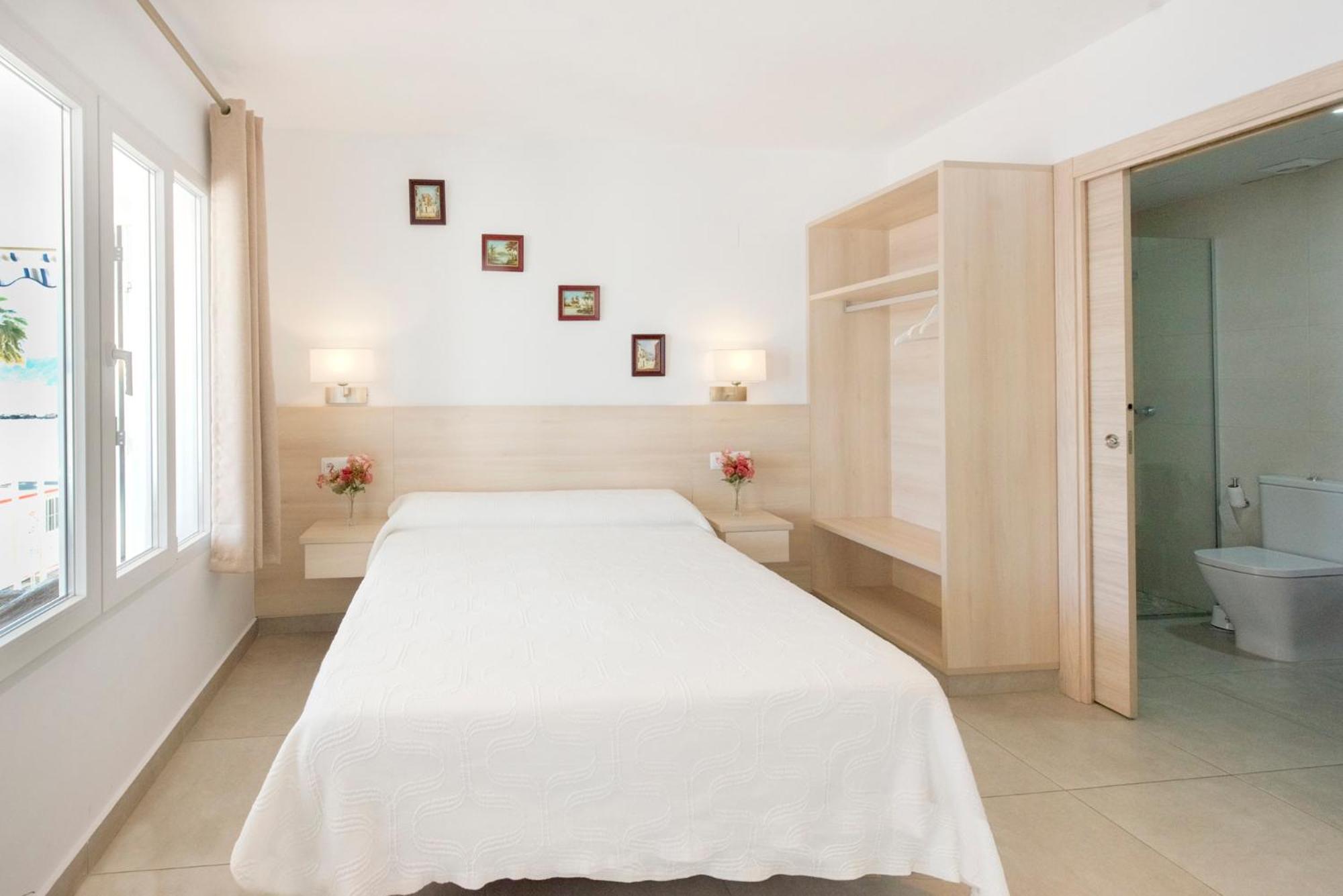Deluxe Double Room with Balcony and Sea View photo 3