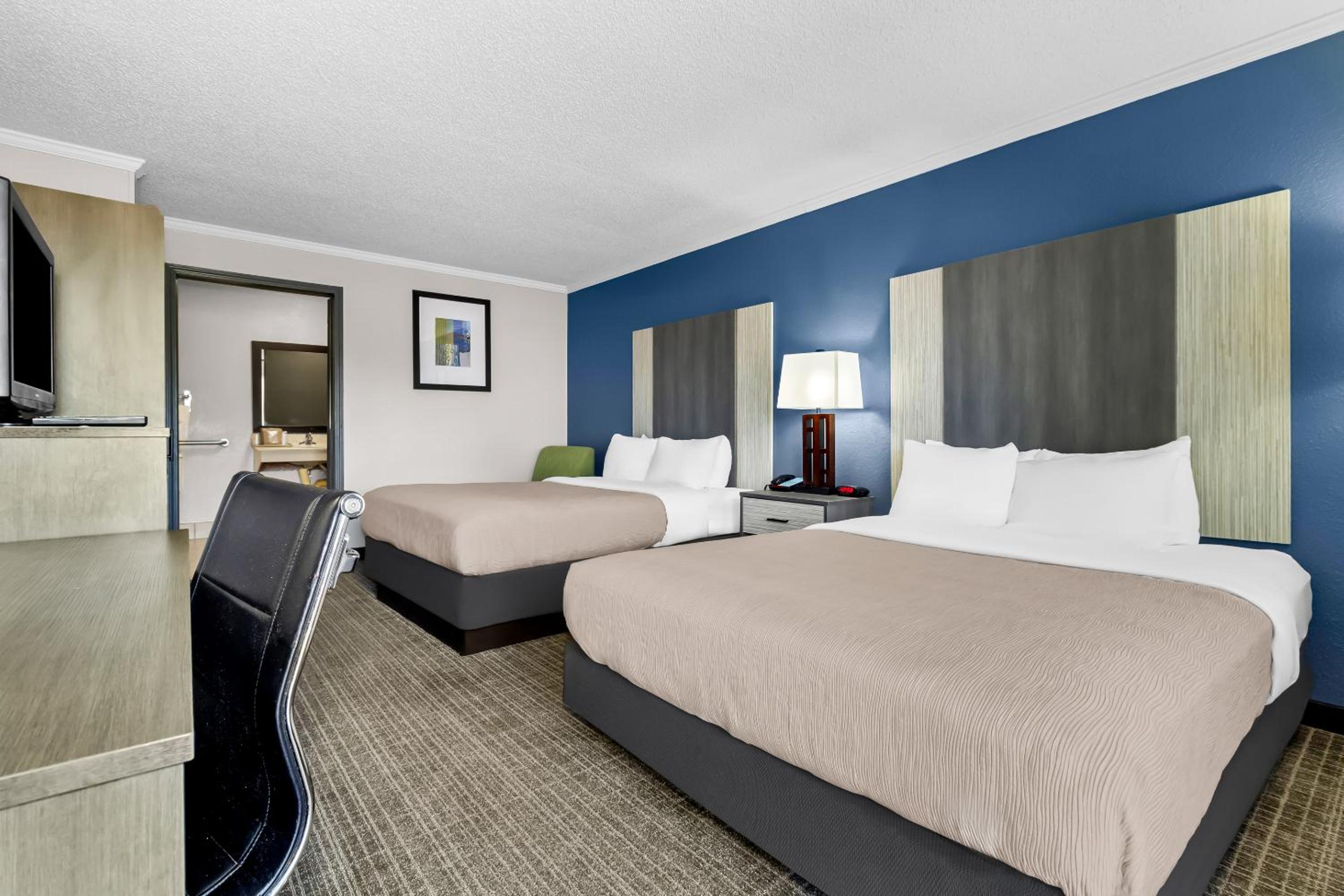 Queen Room with Two Queen Beds - Accessible/Non-Smoking  - Photo 2