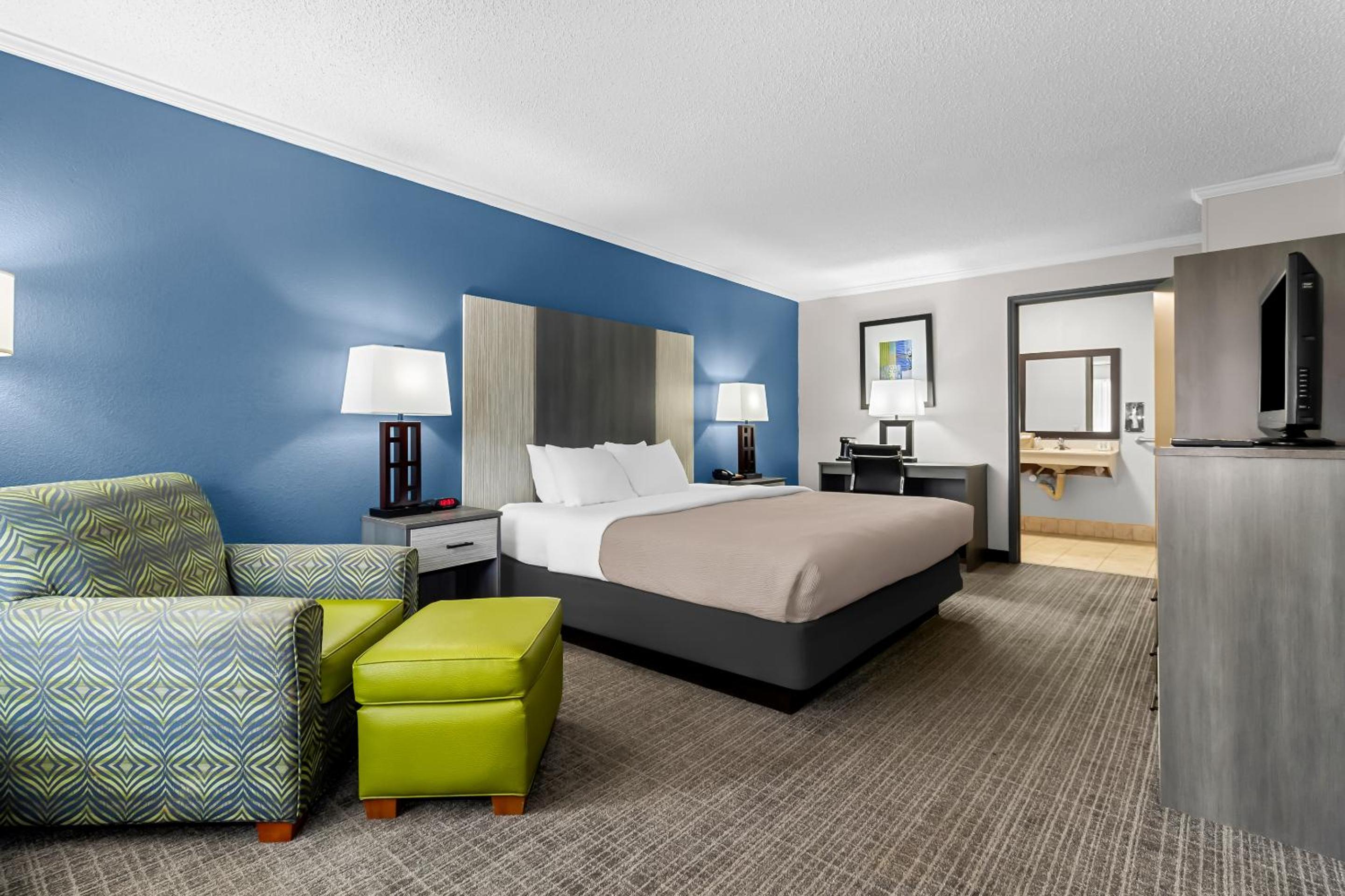 King Room with Roll-in-Shower - Accessible/Non-Smoking - Photo 1