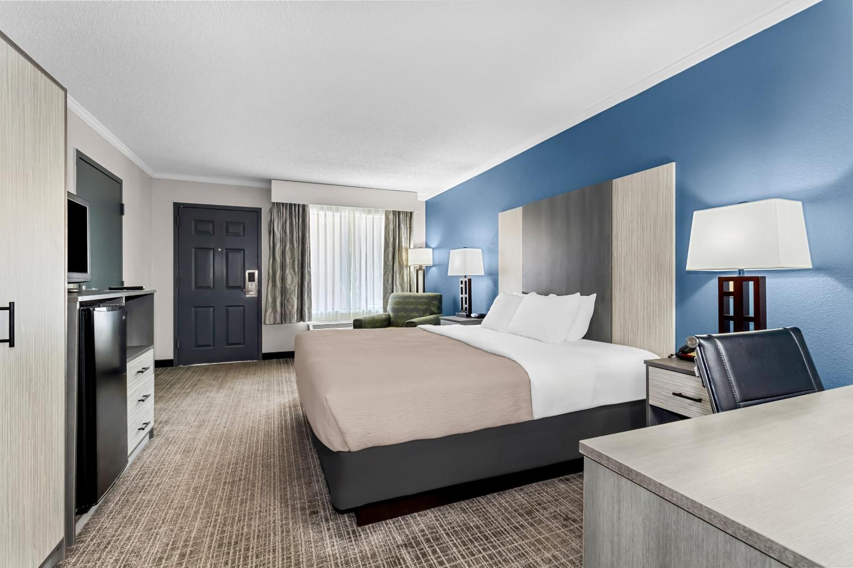King Room with Roll-in-Shower - Accessible/Non-Smoking - Photo 4