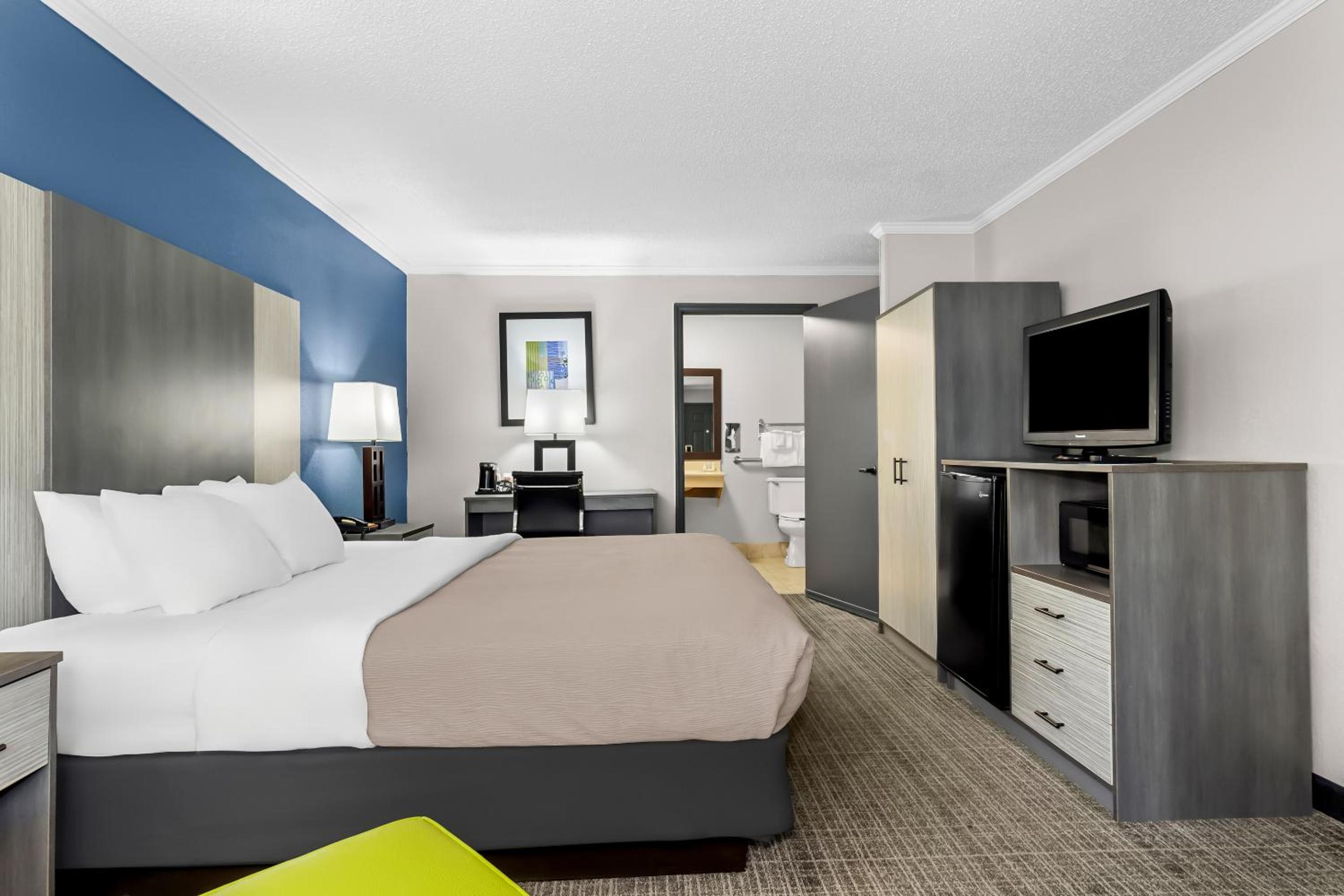 King Room with Roll-in-Shower - Accessible/Non-Smoking - Photo 5