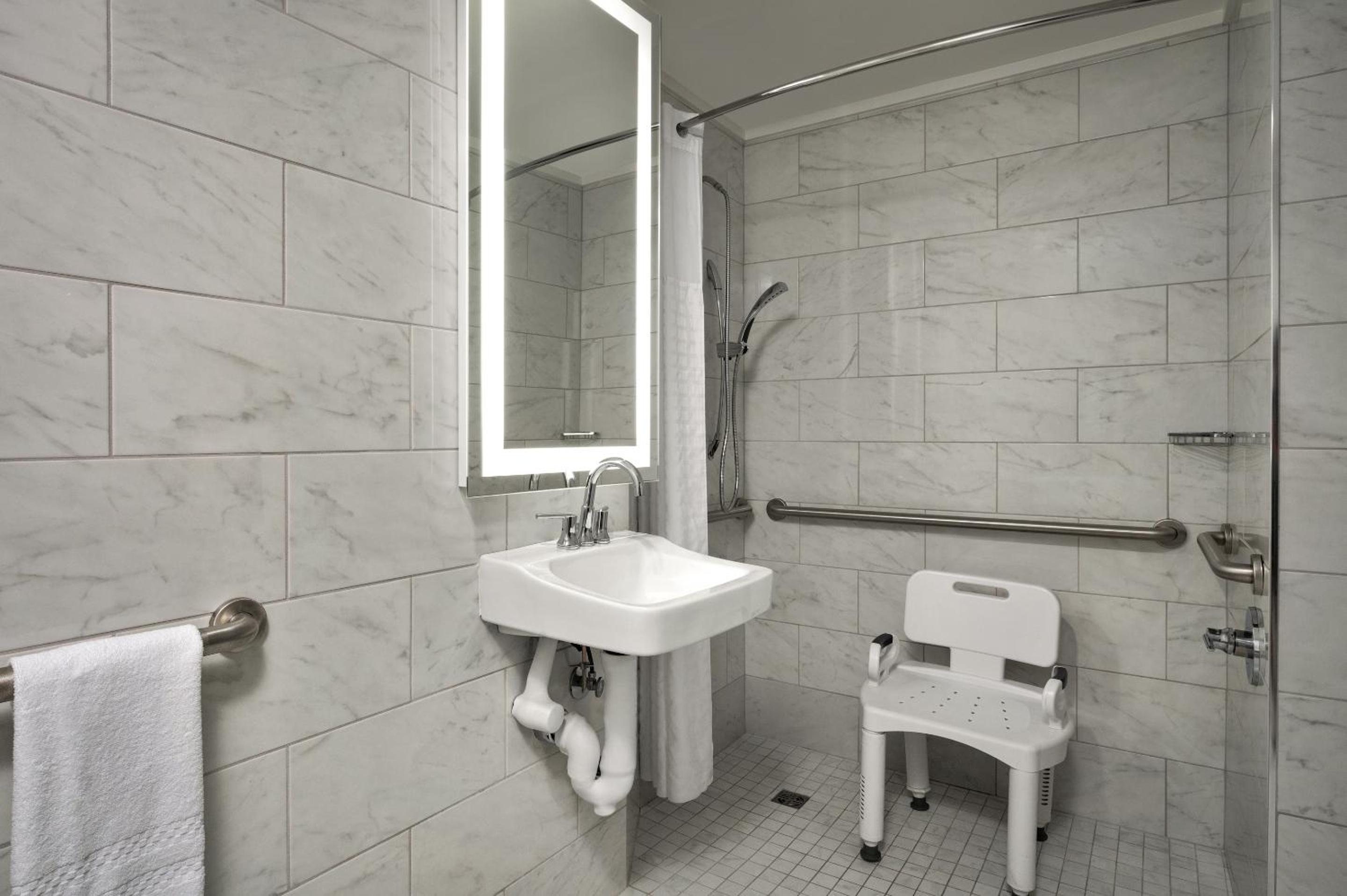 King Room with Roll-In Shower - Mobility Access/Non-Smoking photo 3