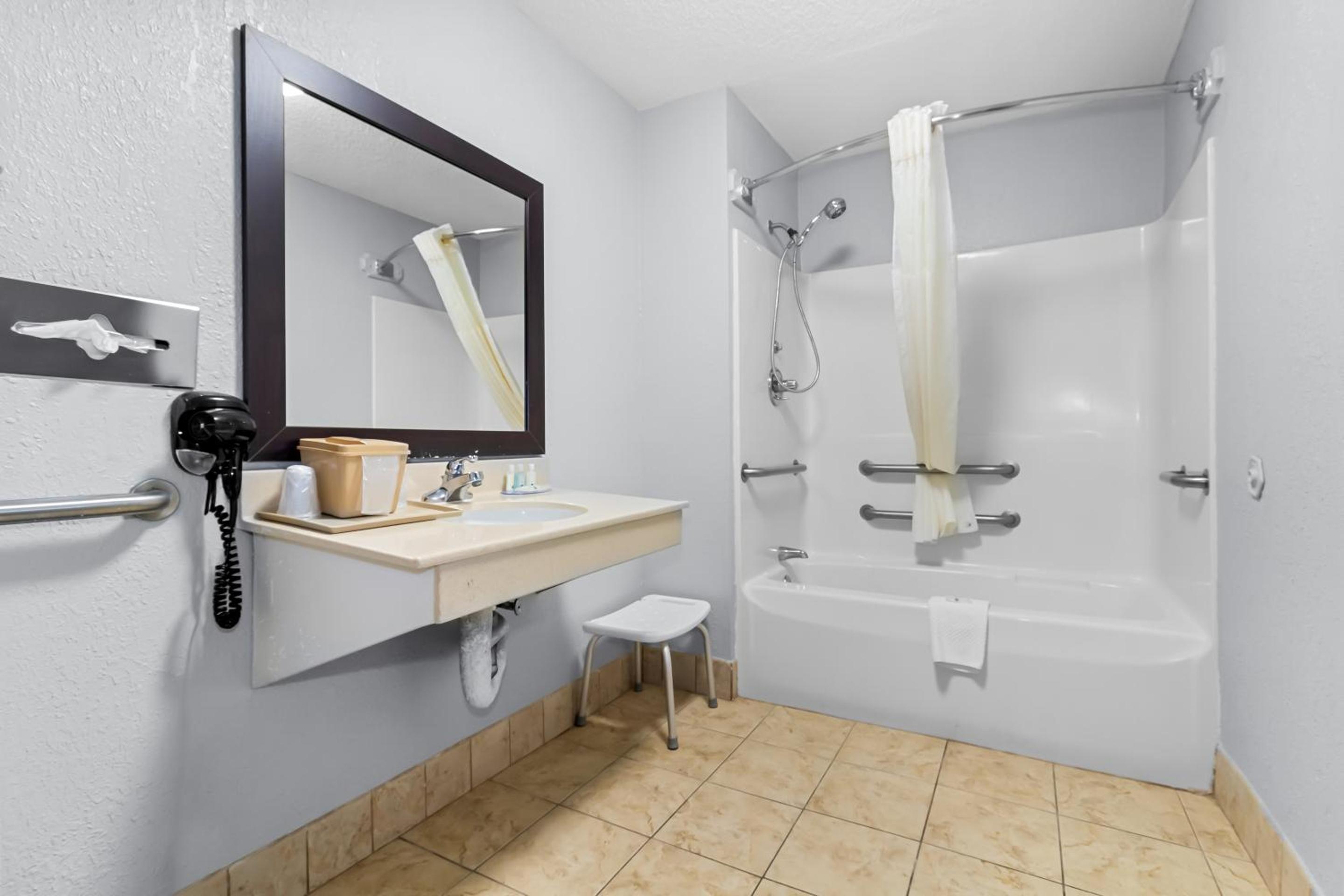 Queen Room with Two Queen Beds - Accessible/Non-Smoking  - Photo 4