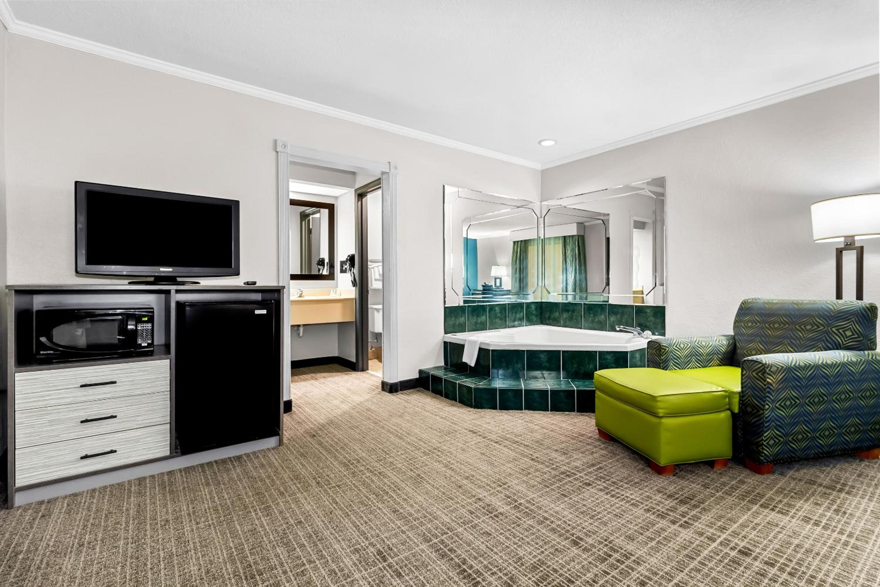 King Room With Whirlpool - Smoking