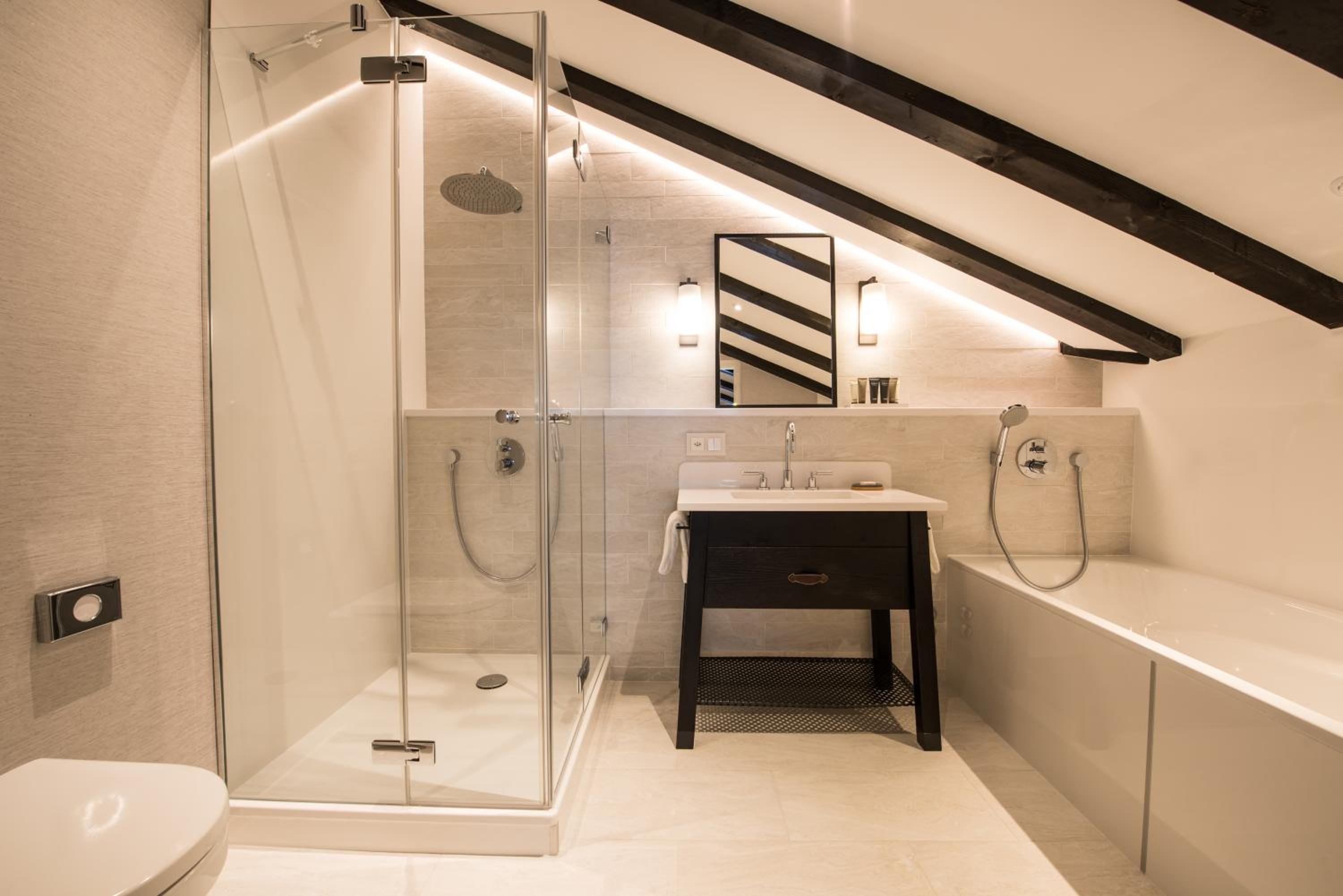 Penthouse Deluxe Suite - Photo 8