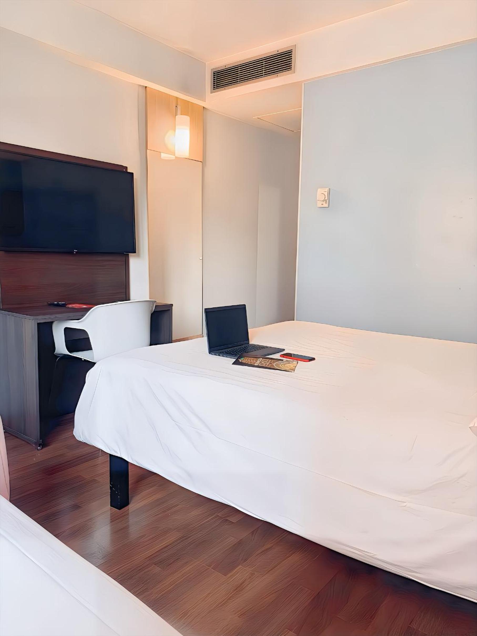 Standard Room with One Double Bed and One Single Bed