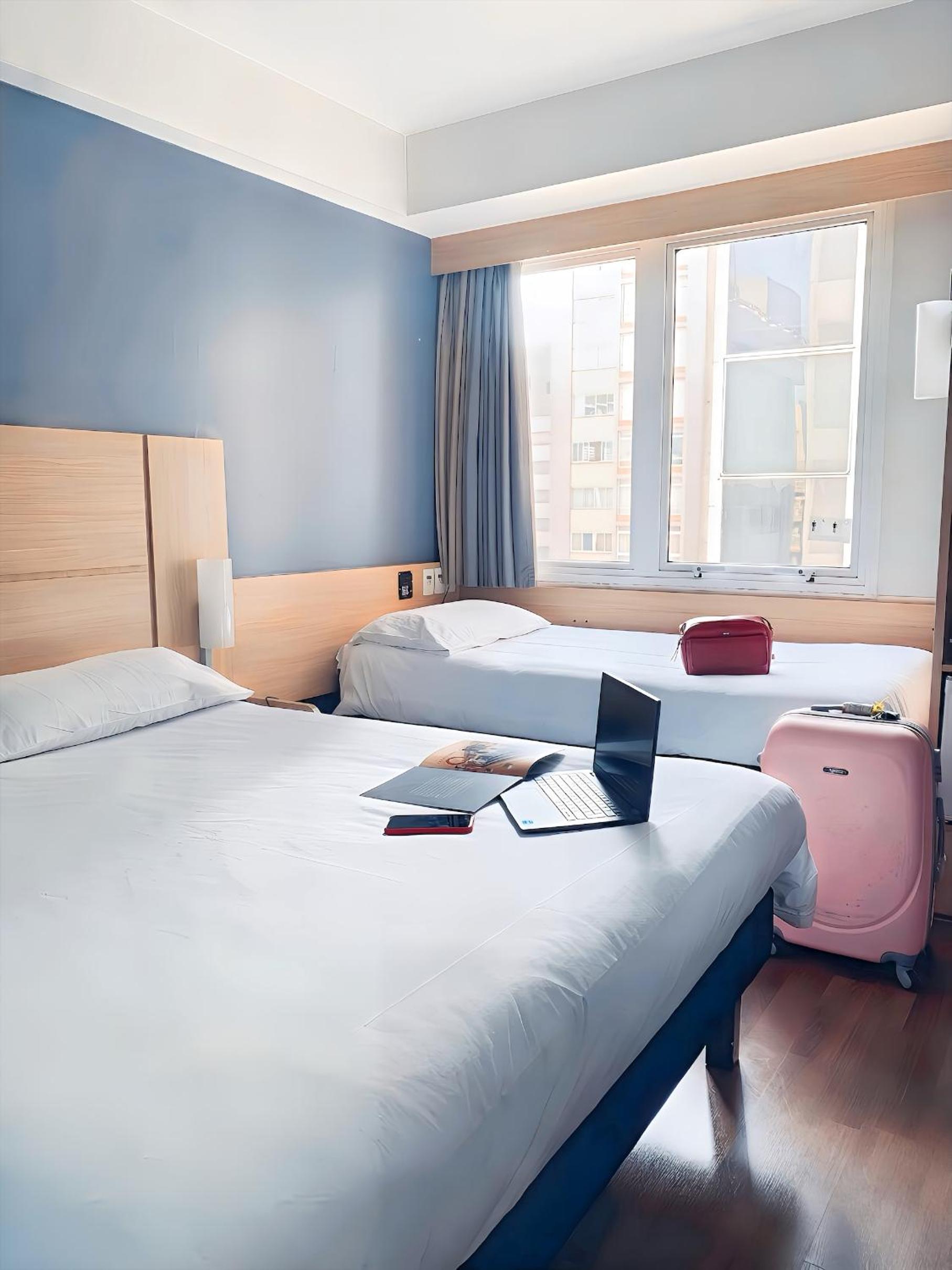 Standard Room with One Double Bed and One Single Bed