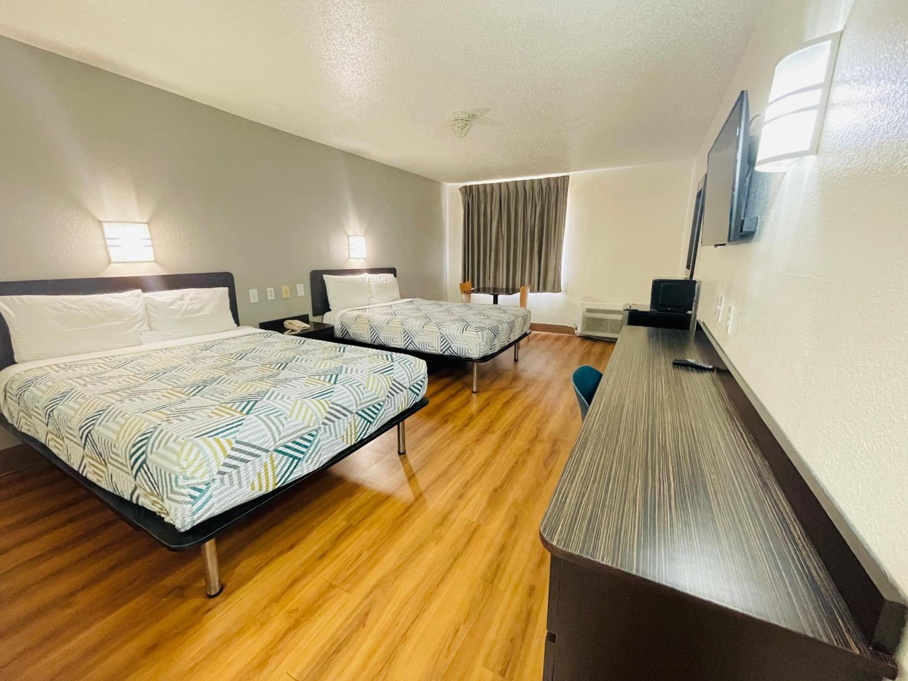 Queen Room with Two Queen Beds photo 3