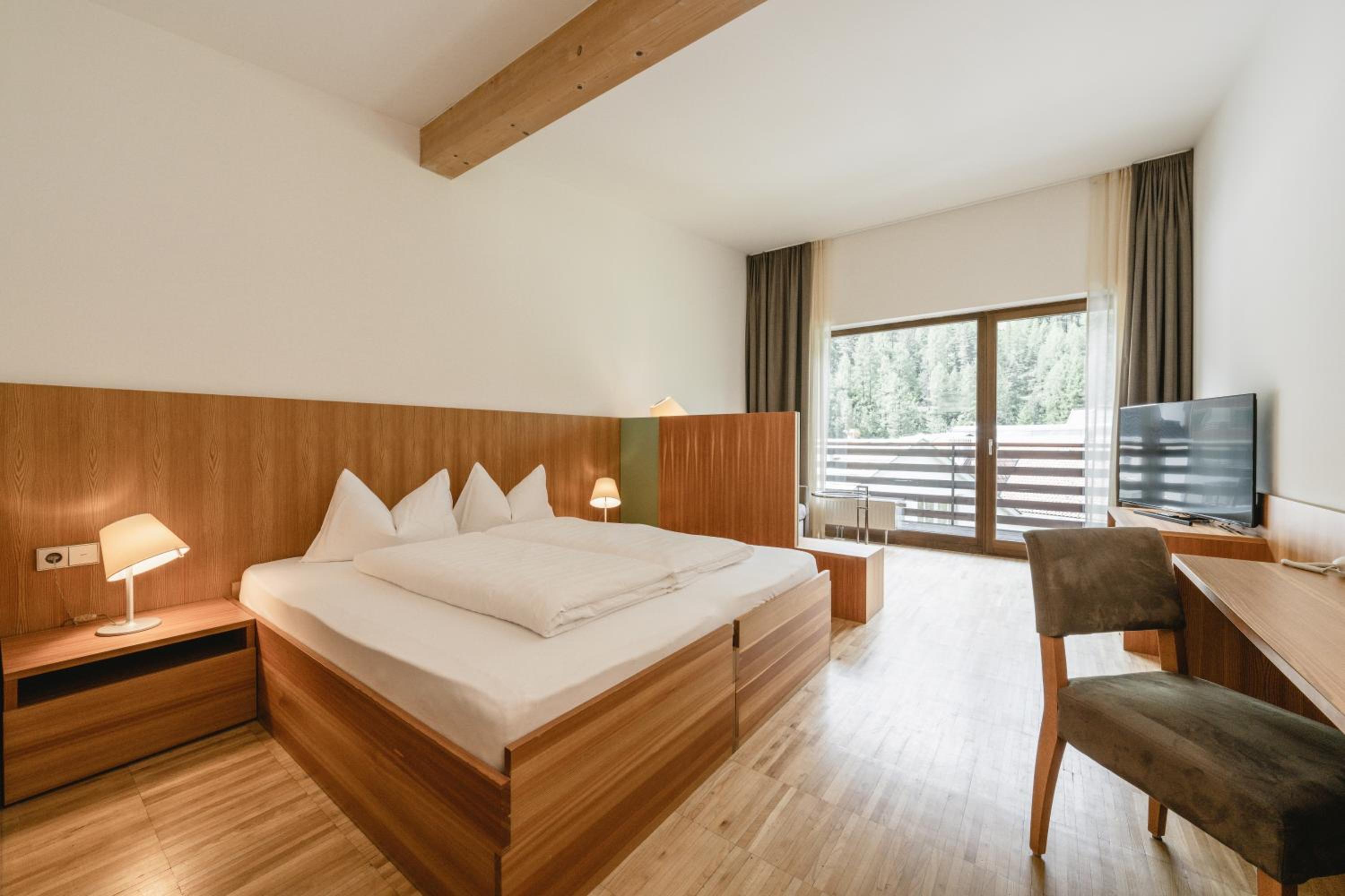 Deluxe Room with Balcony photo 3