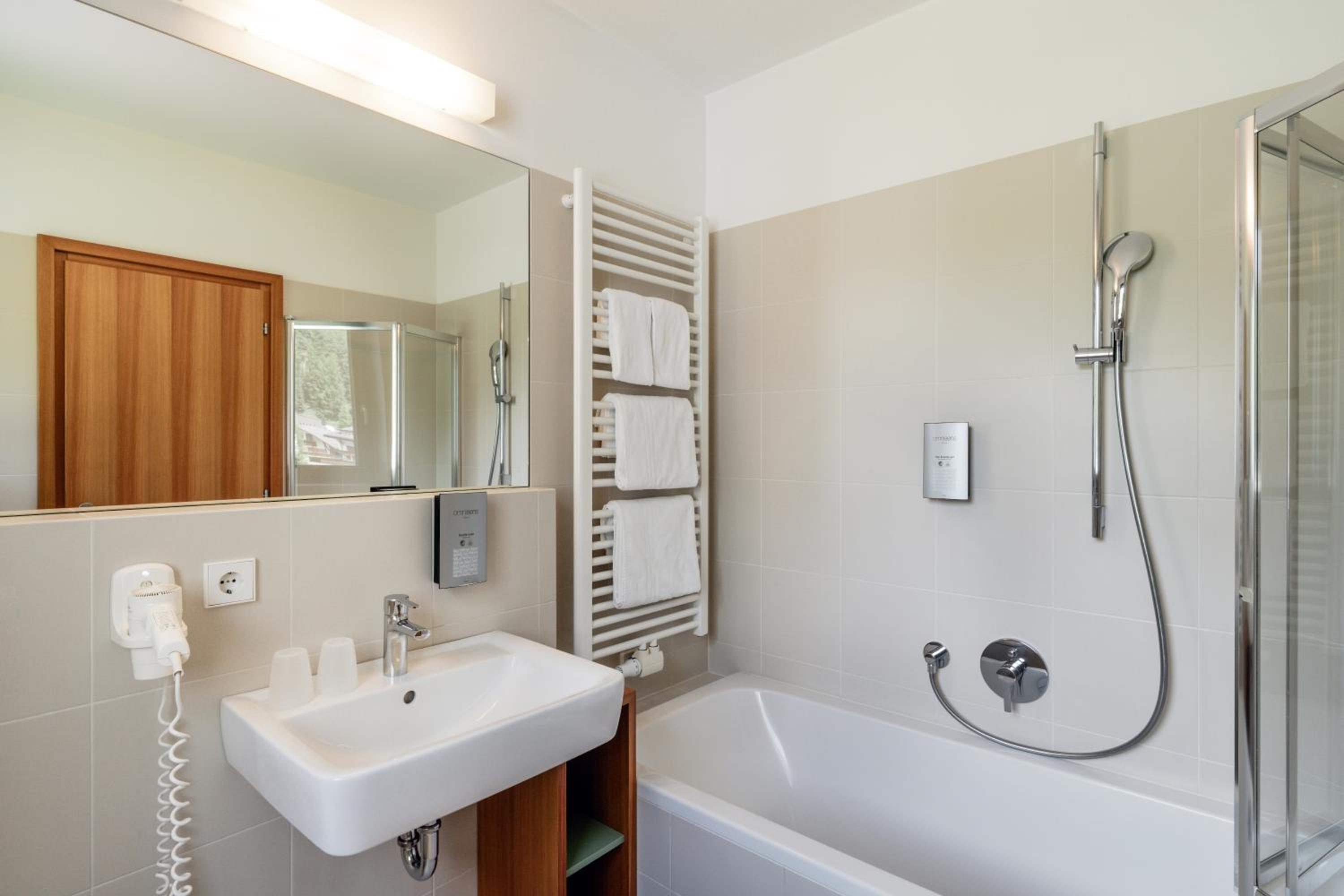 Deluxe Room with Balcony photo 2
