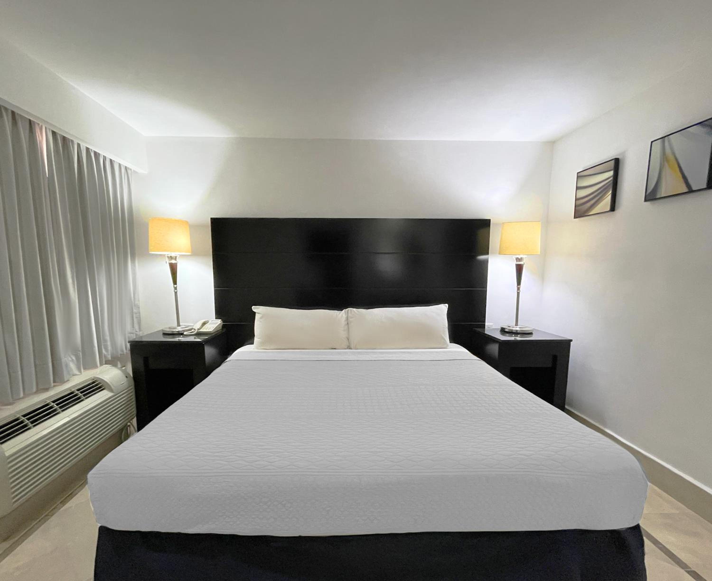 1 King Bed, Standard, Non-Smoking photo 3