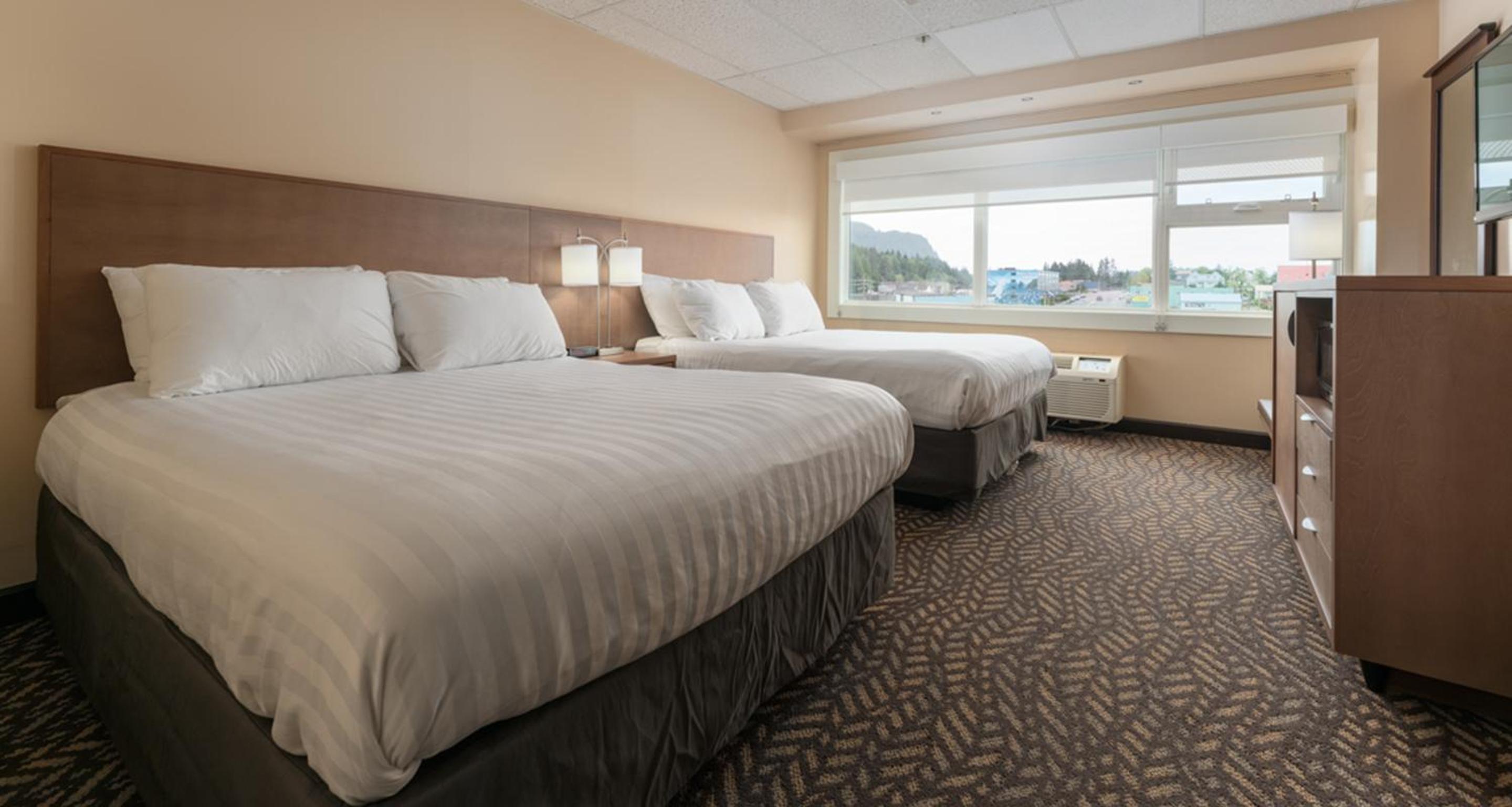 Standard Queen Room with Two Queen Beds - Photo 3
