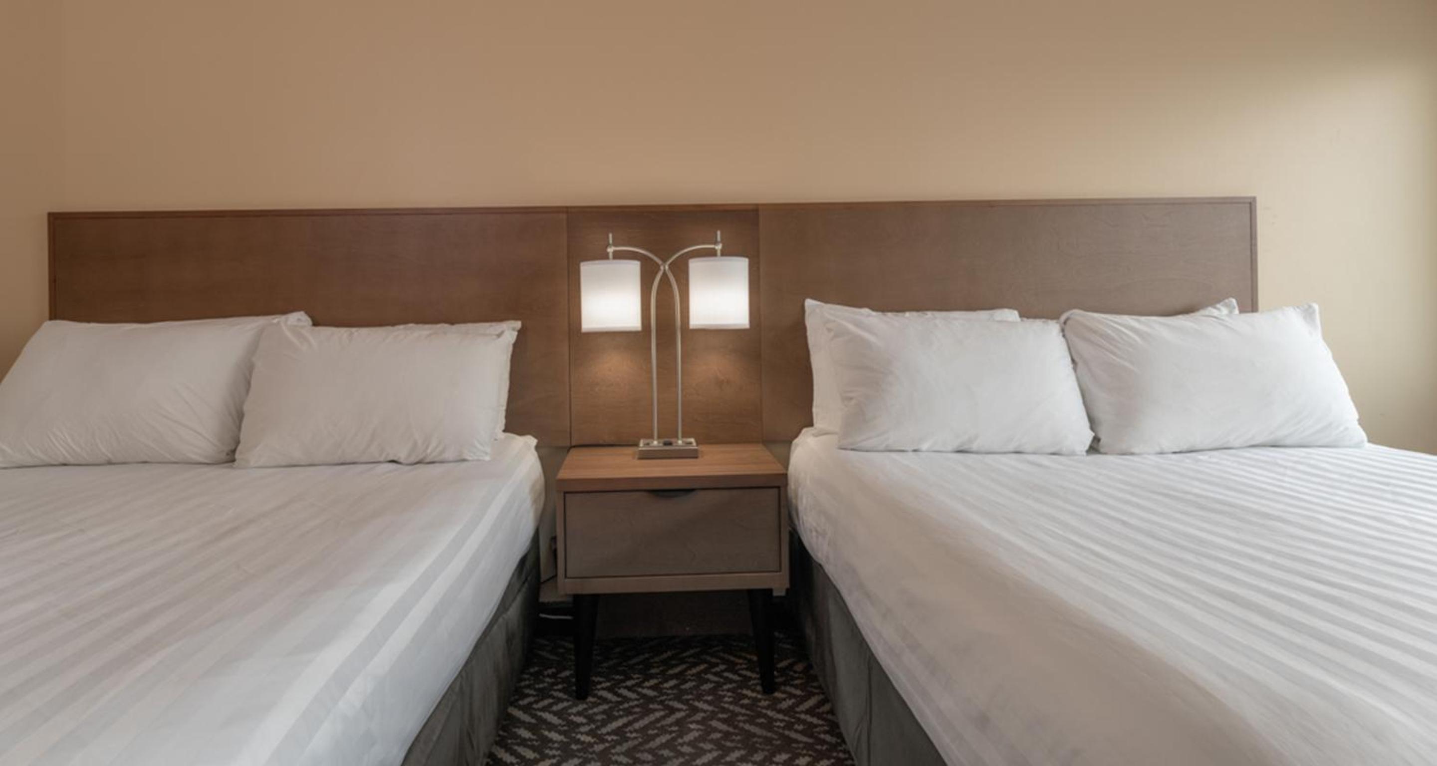 Standard Queen Room with Two Queen Beds - Photo 4