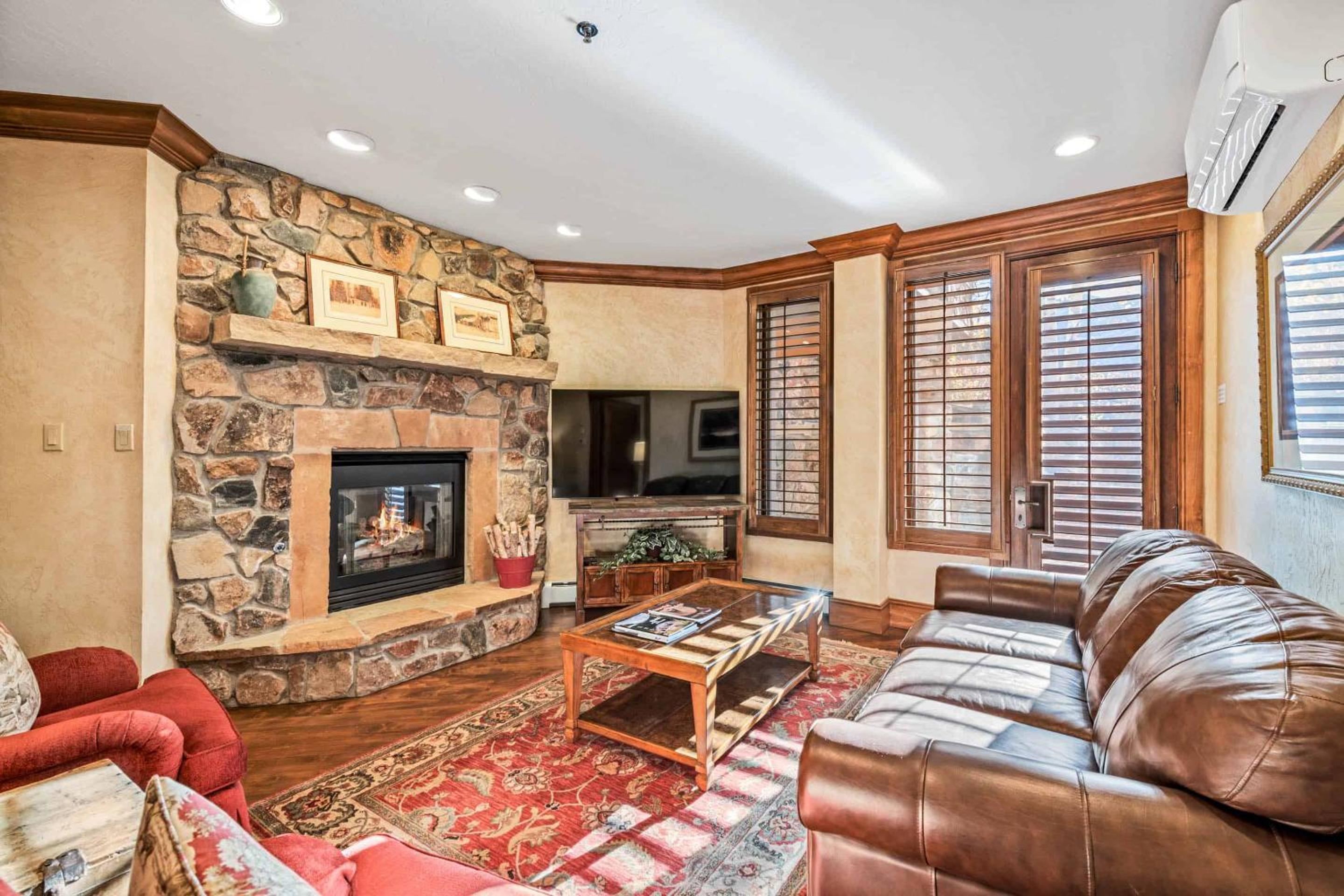 One-Bedroom Apartment with Balcony and Mountain View   photo 3