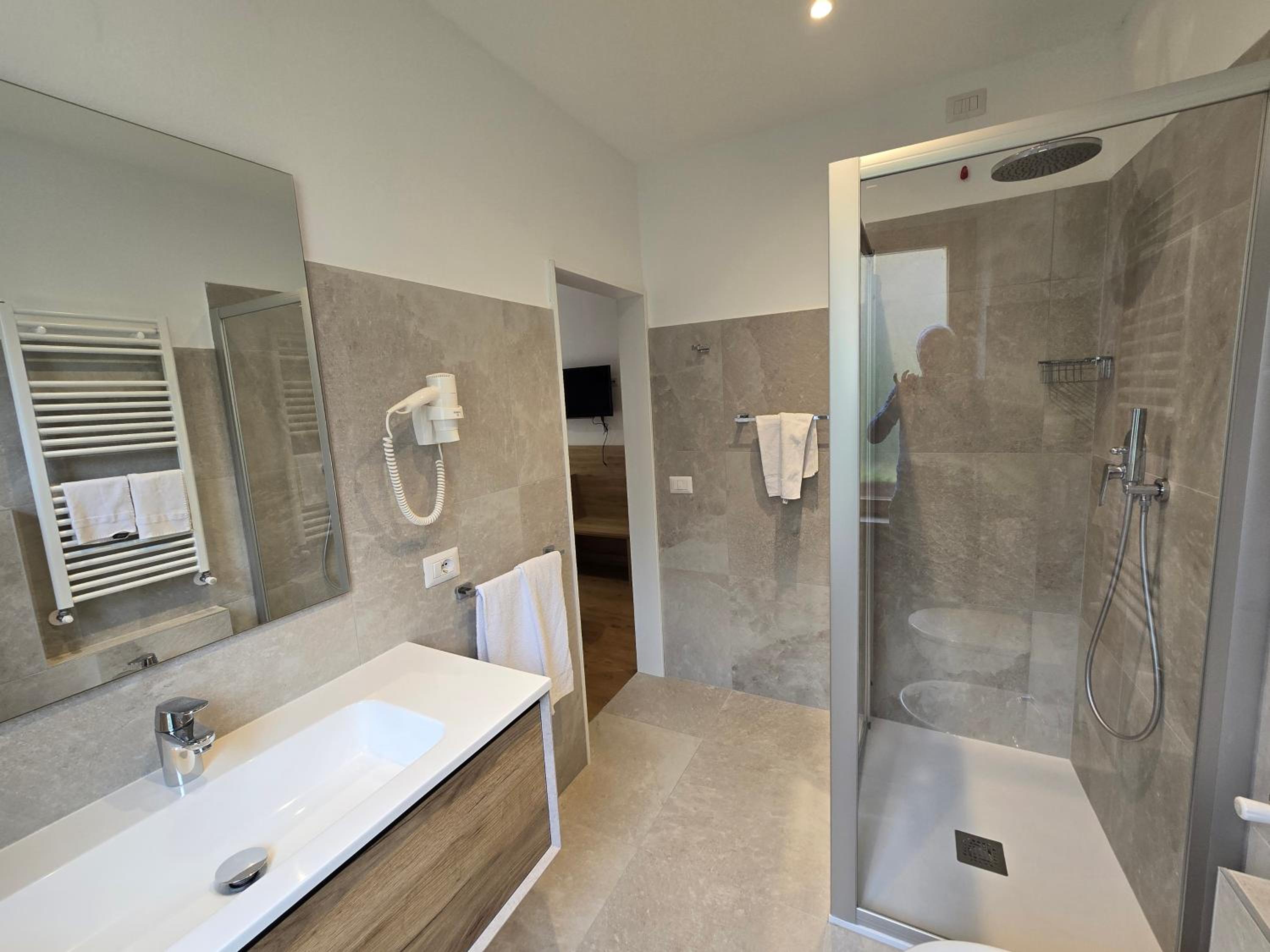 Double or Twin Room - Photo 9