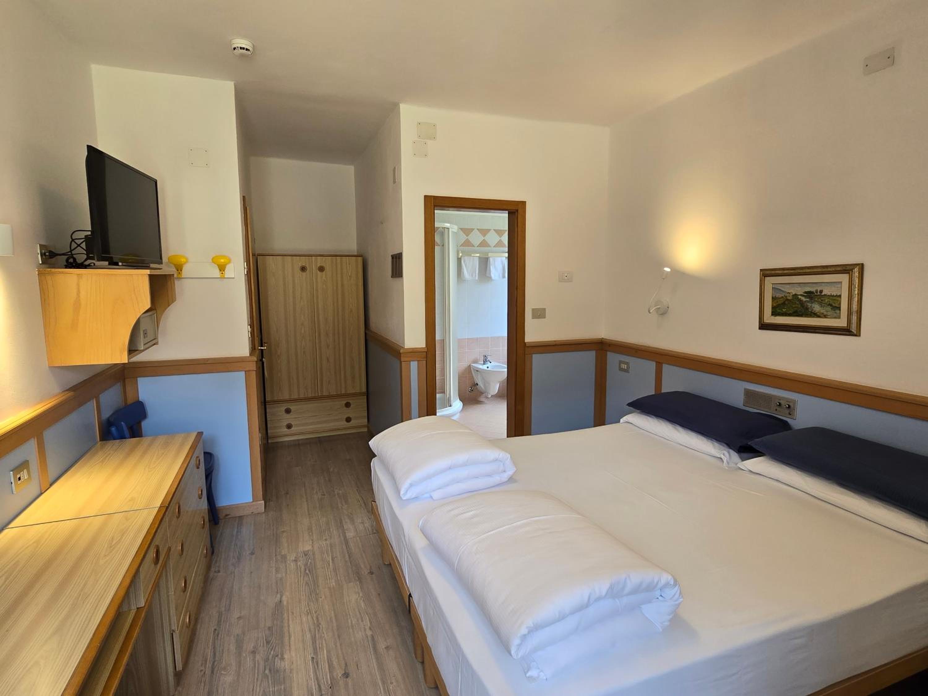 Double or Twin Room - Photo 10