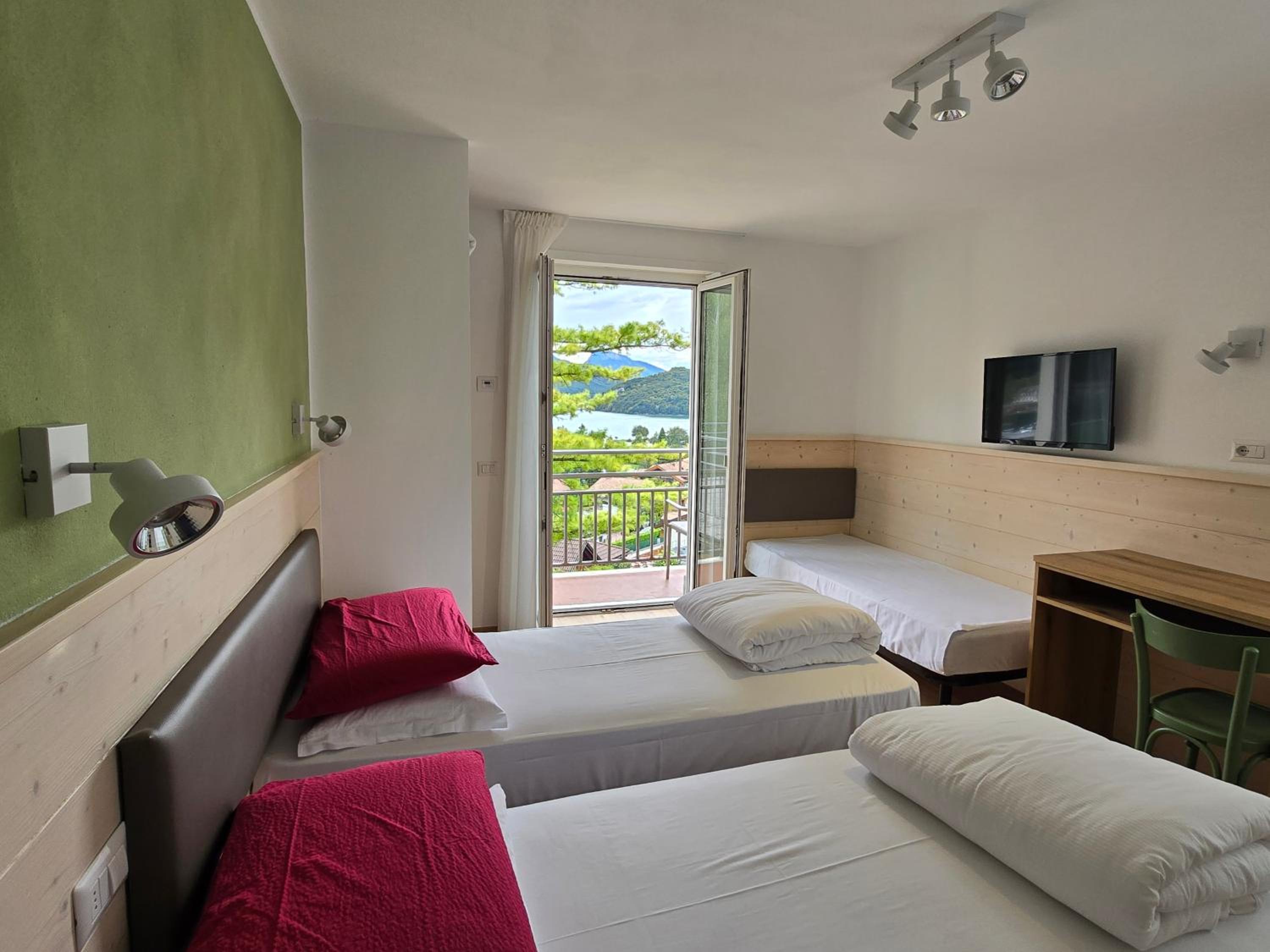Triple Room with Lake View - Photo 18