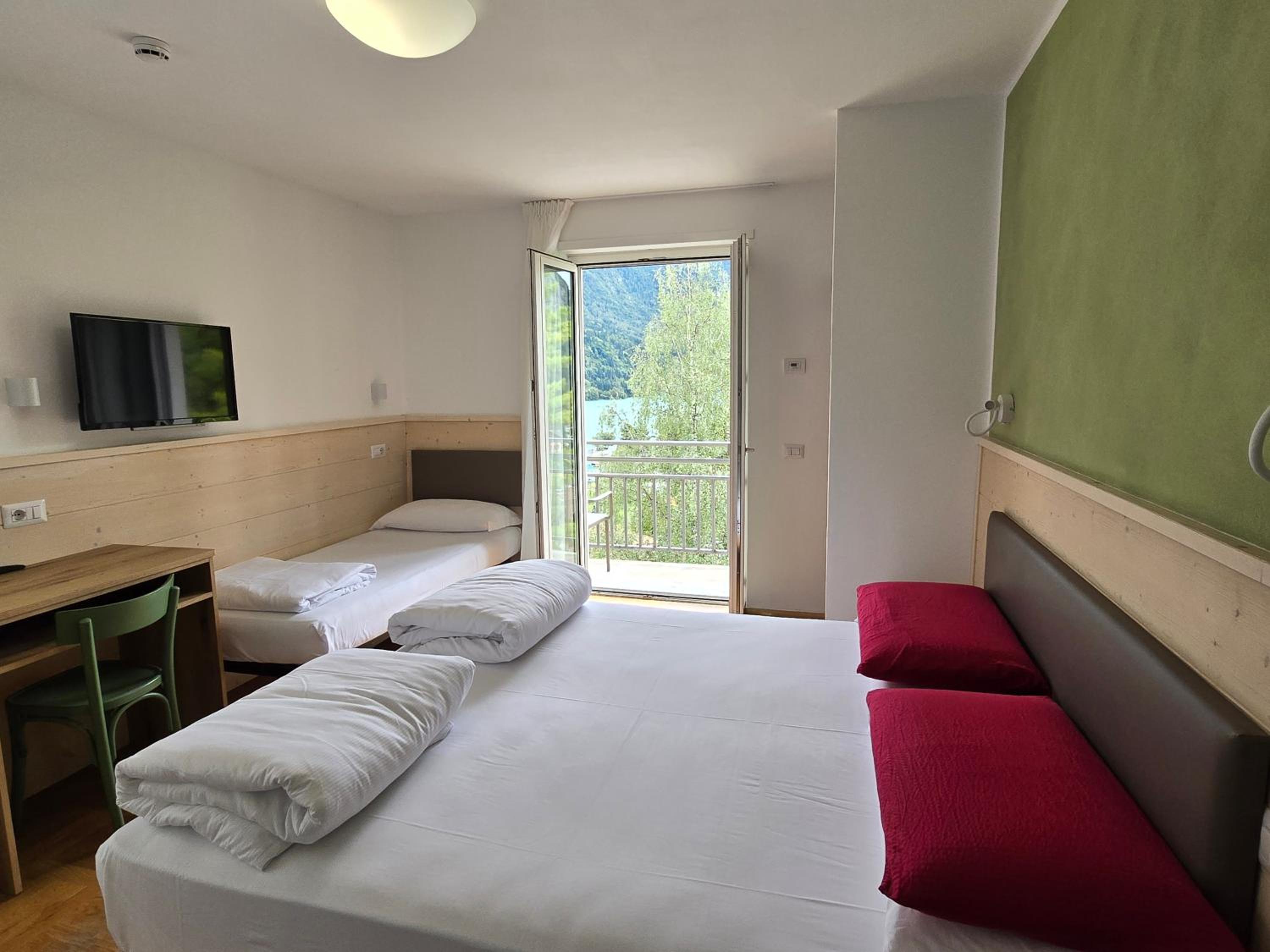 Triple Room with Lake View - Photo 15