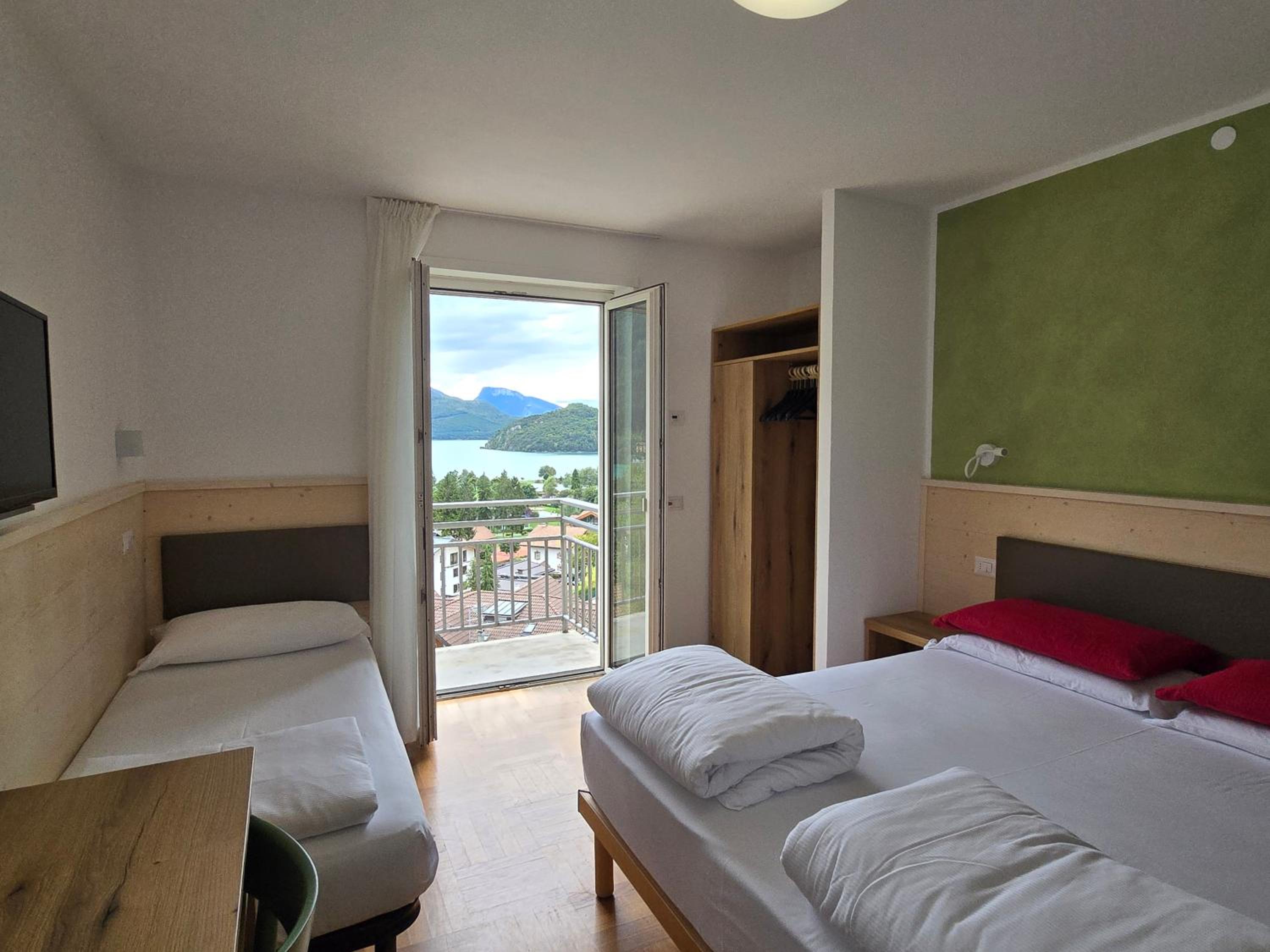 Triple Room with Lake View - Photo 16