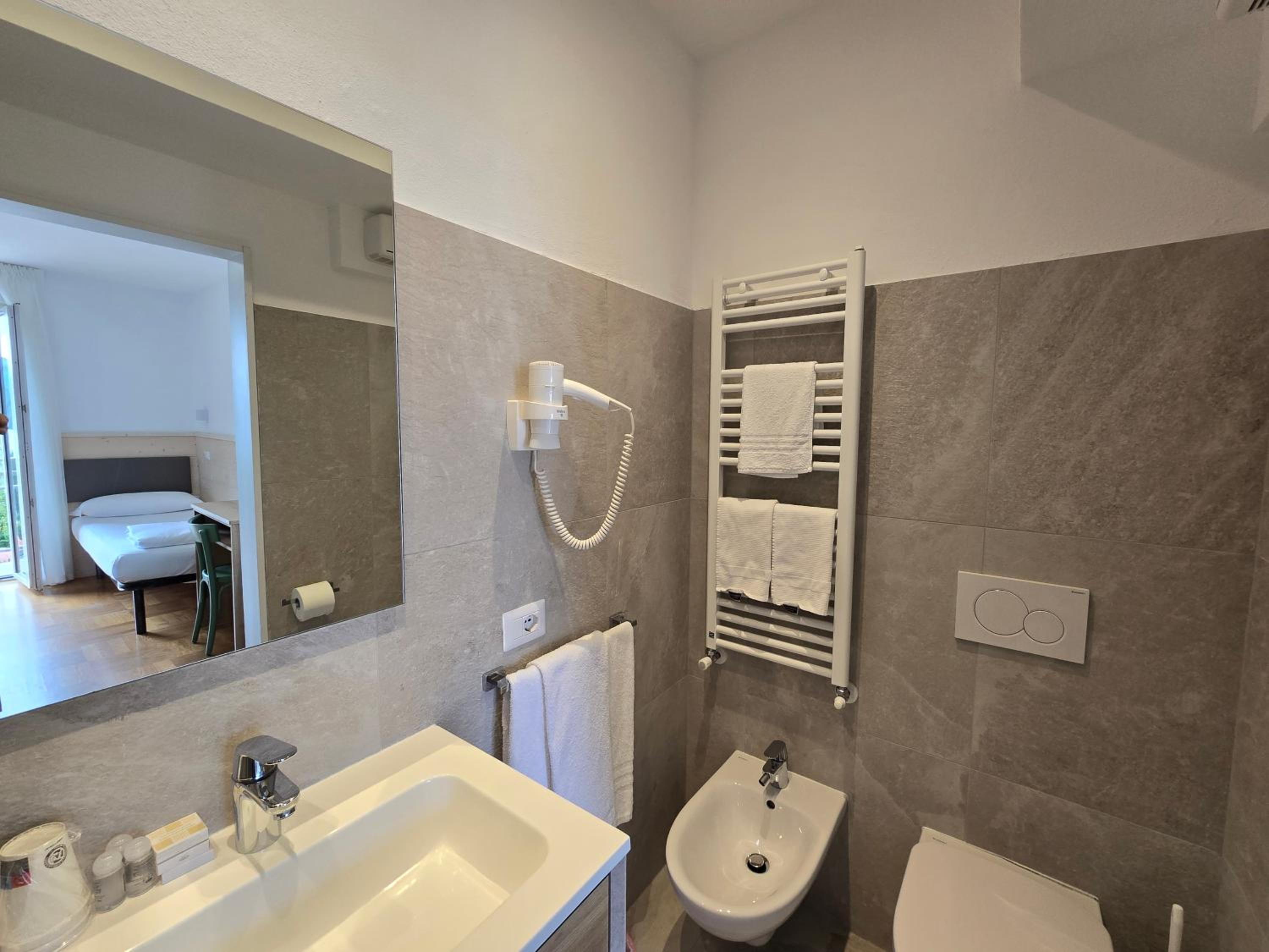 Triple Room with Lake View - Photo 17