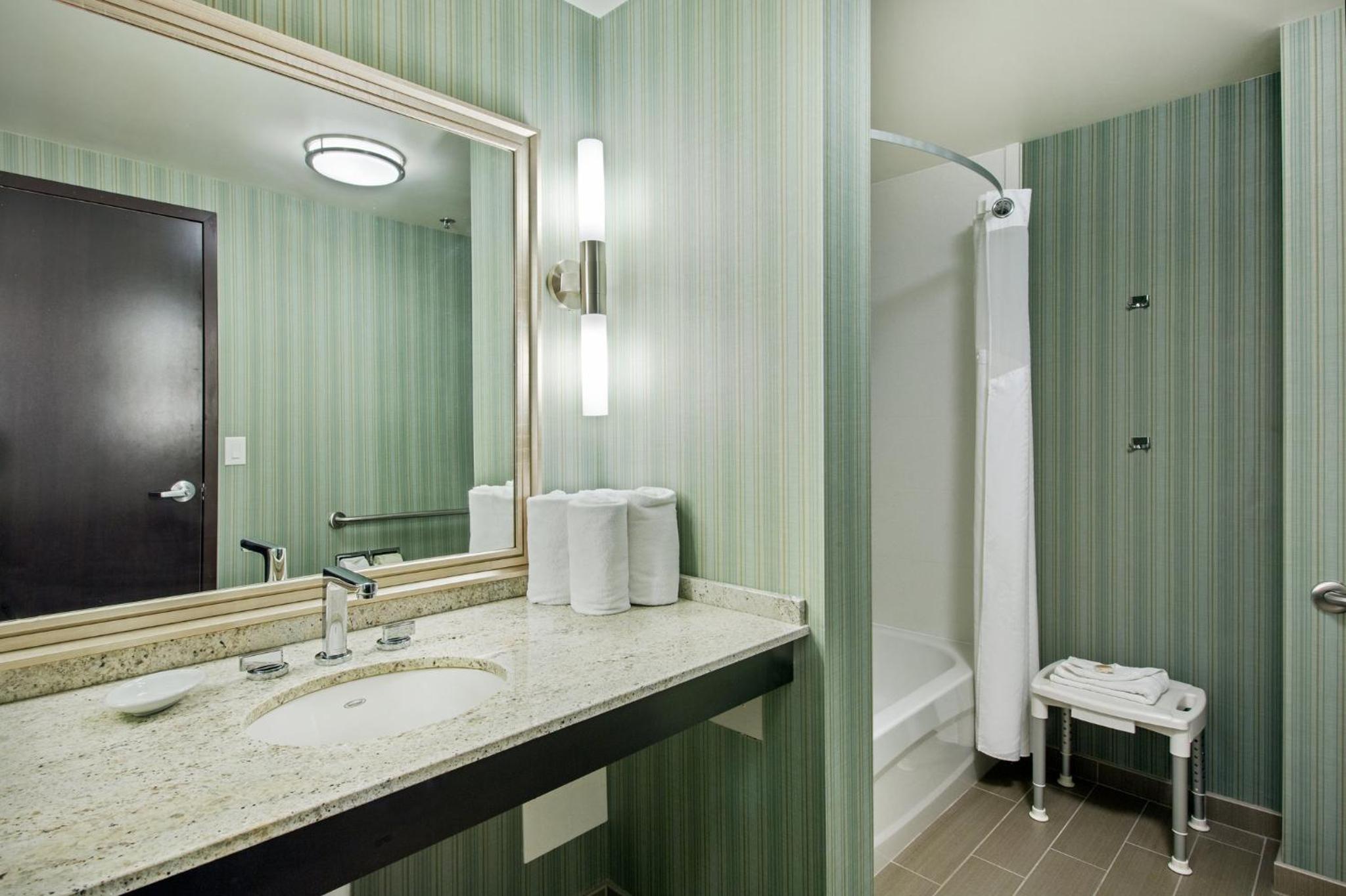 Standard King Room with Accessible Tub - Mobility Access - Photo 5