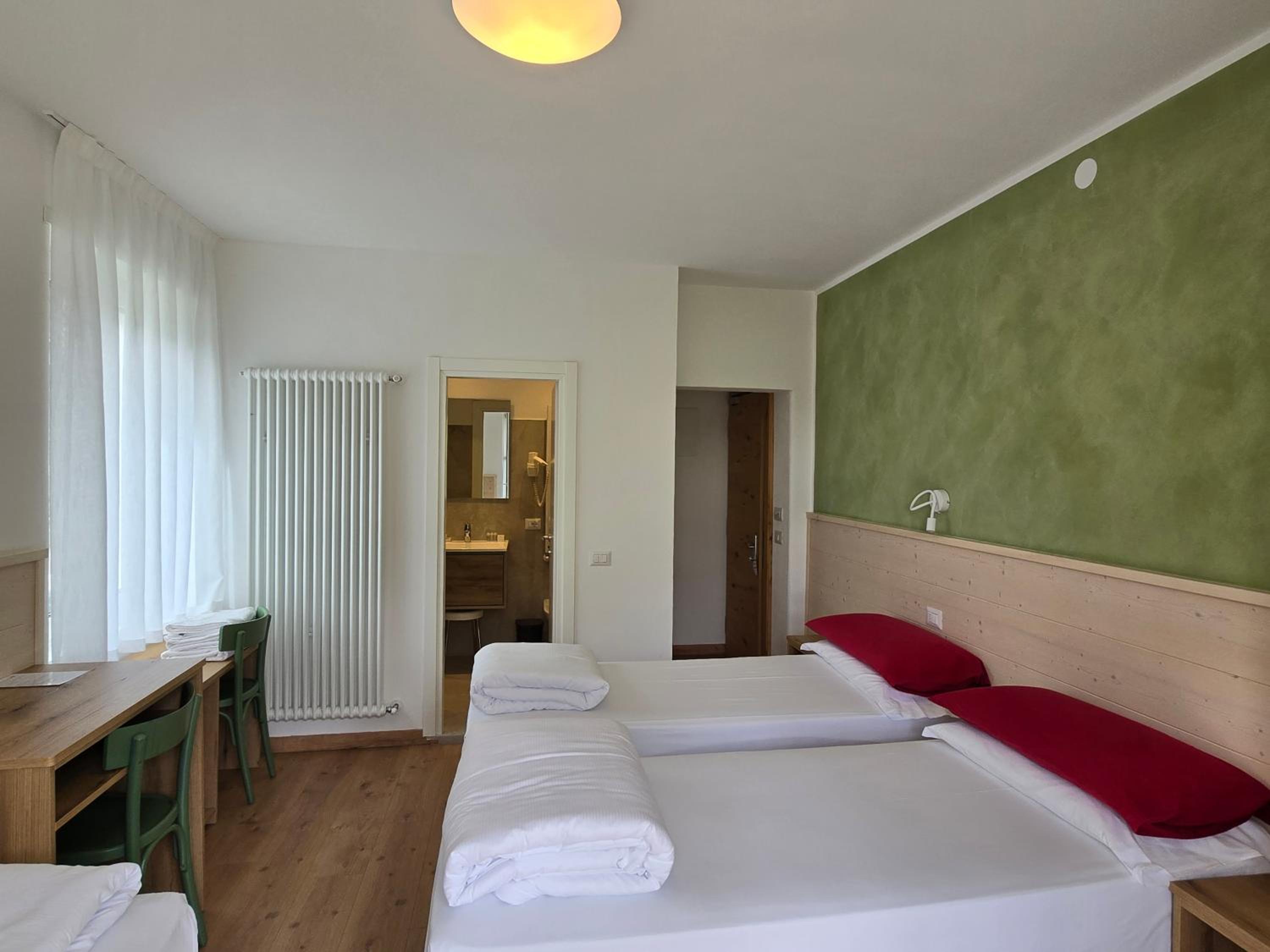 Triple Room with Lake View - Photo 14