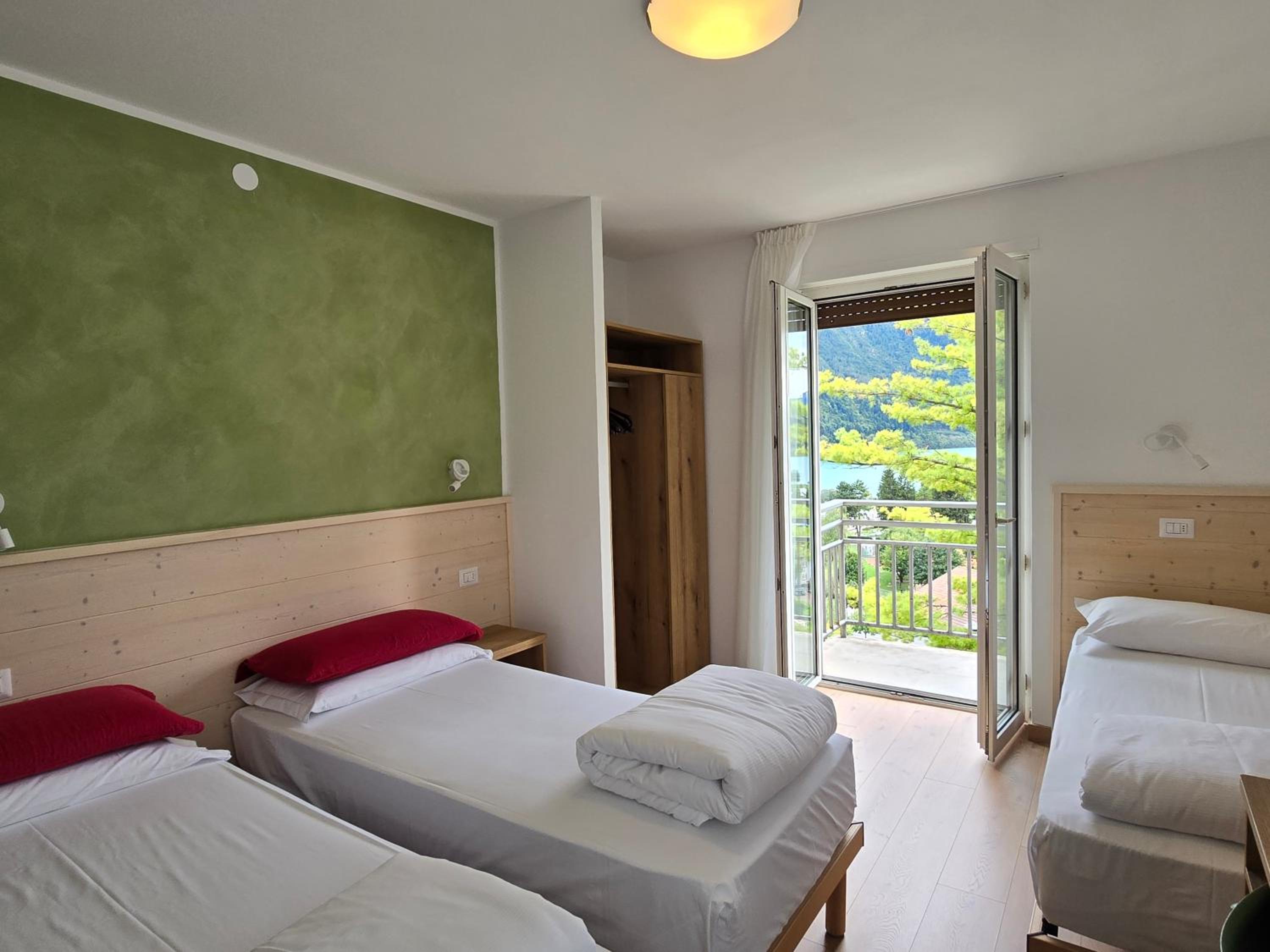 Triple Room with Lake View - Photo 11