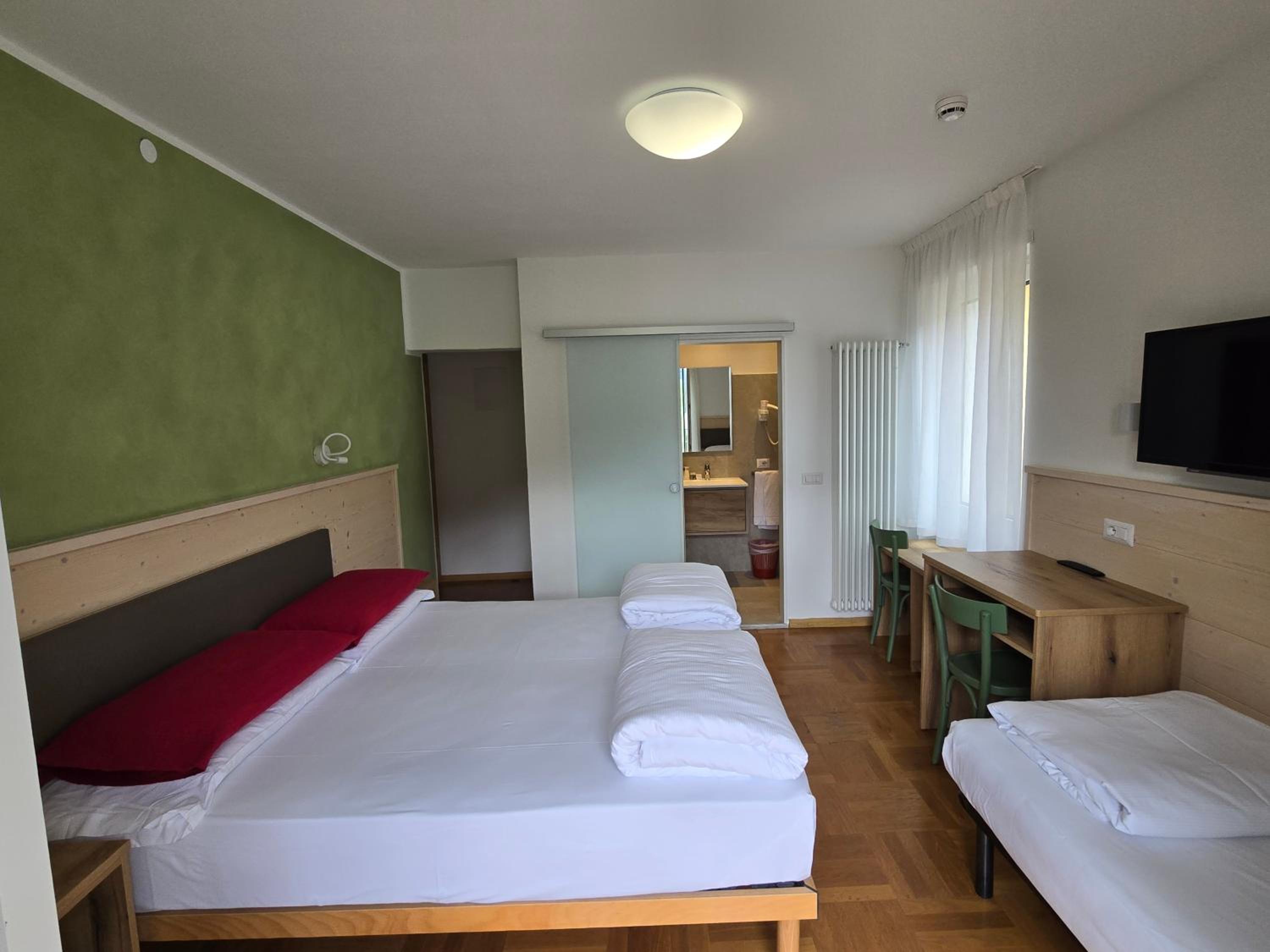 Triple Room with Lake View - Photo 12