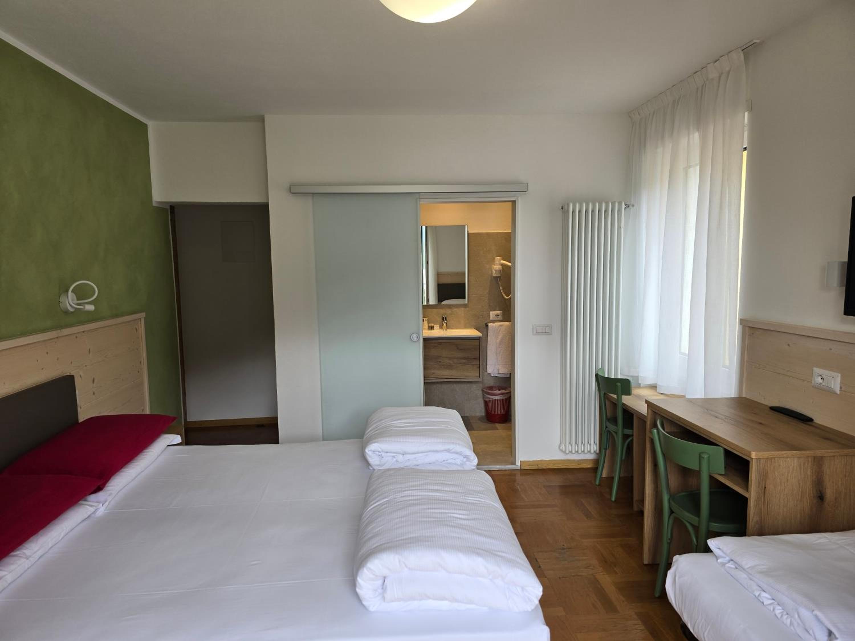 Triple Room with Lake View - Photo 13