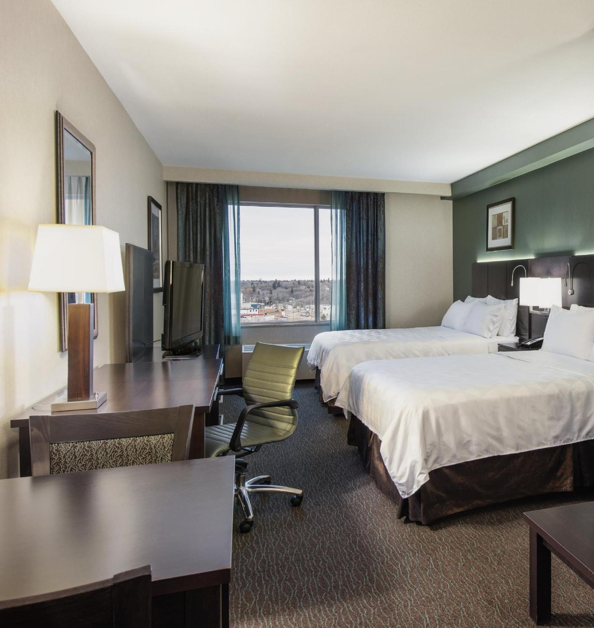 Standard Queen Room with Two Queen Beds - Photo 5