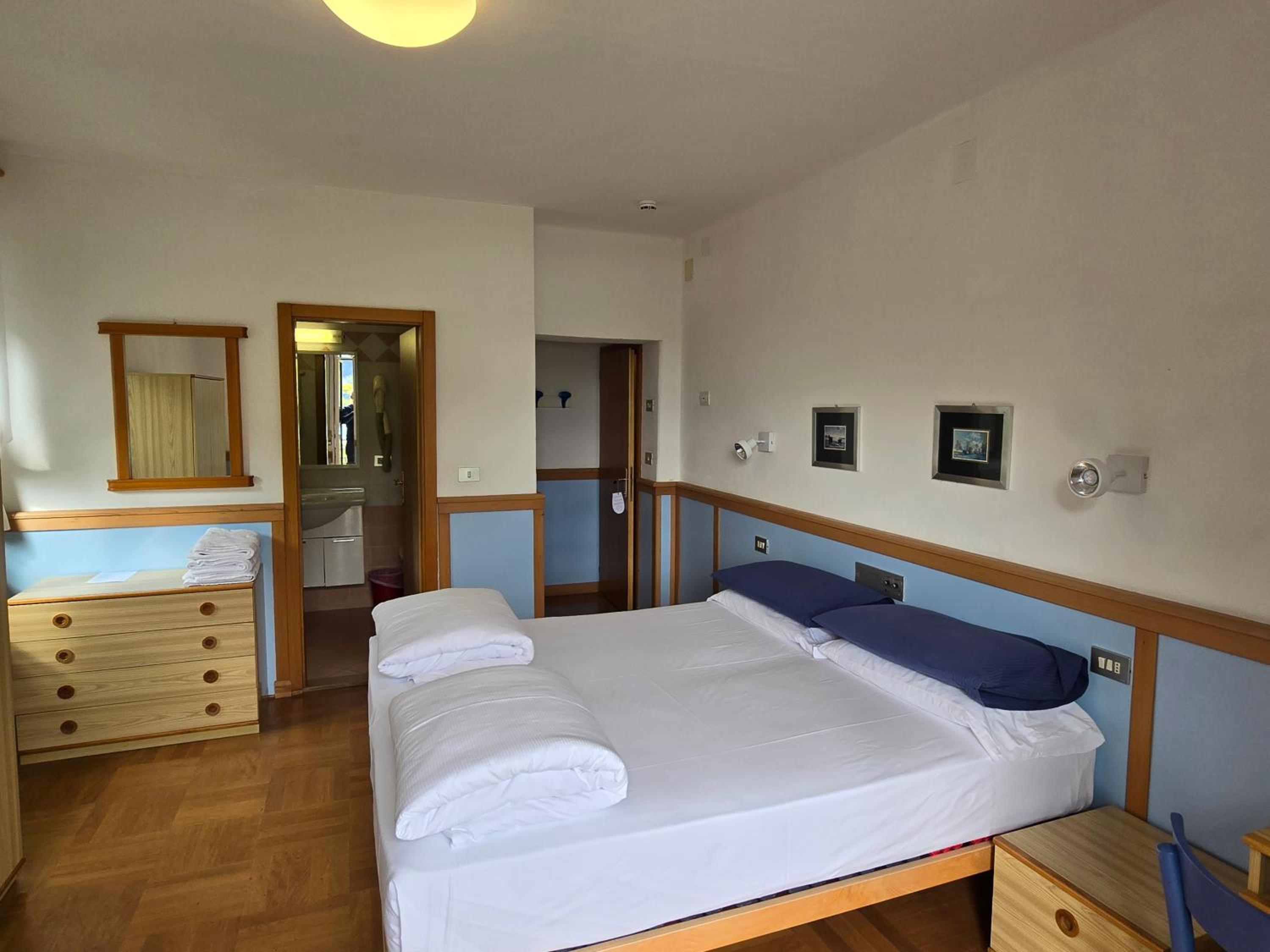 Triple Room with Lake View - Photo 9