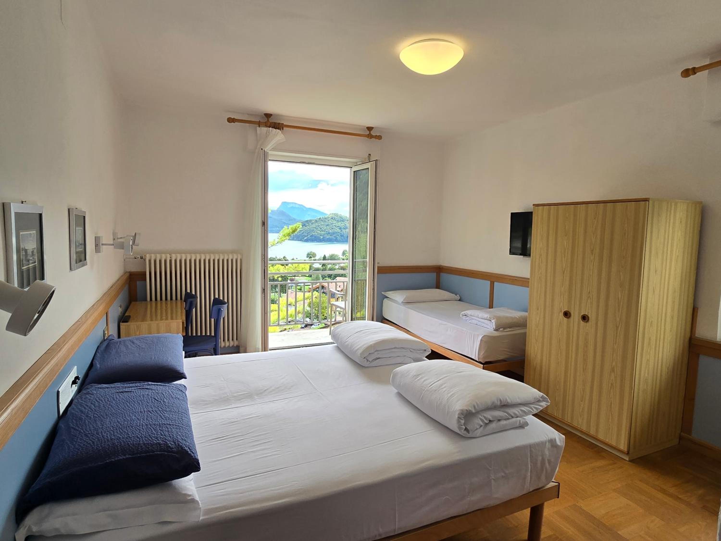Triple Room with Lake View - Photo 10