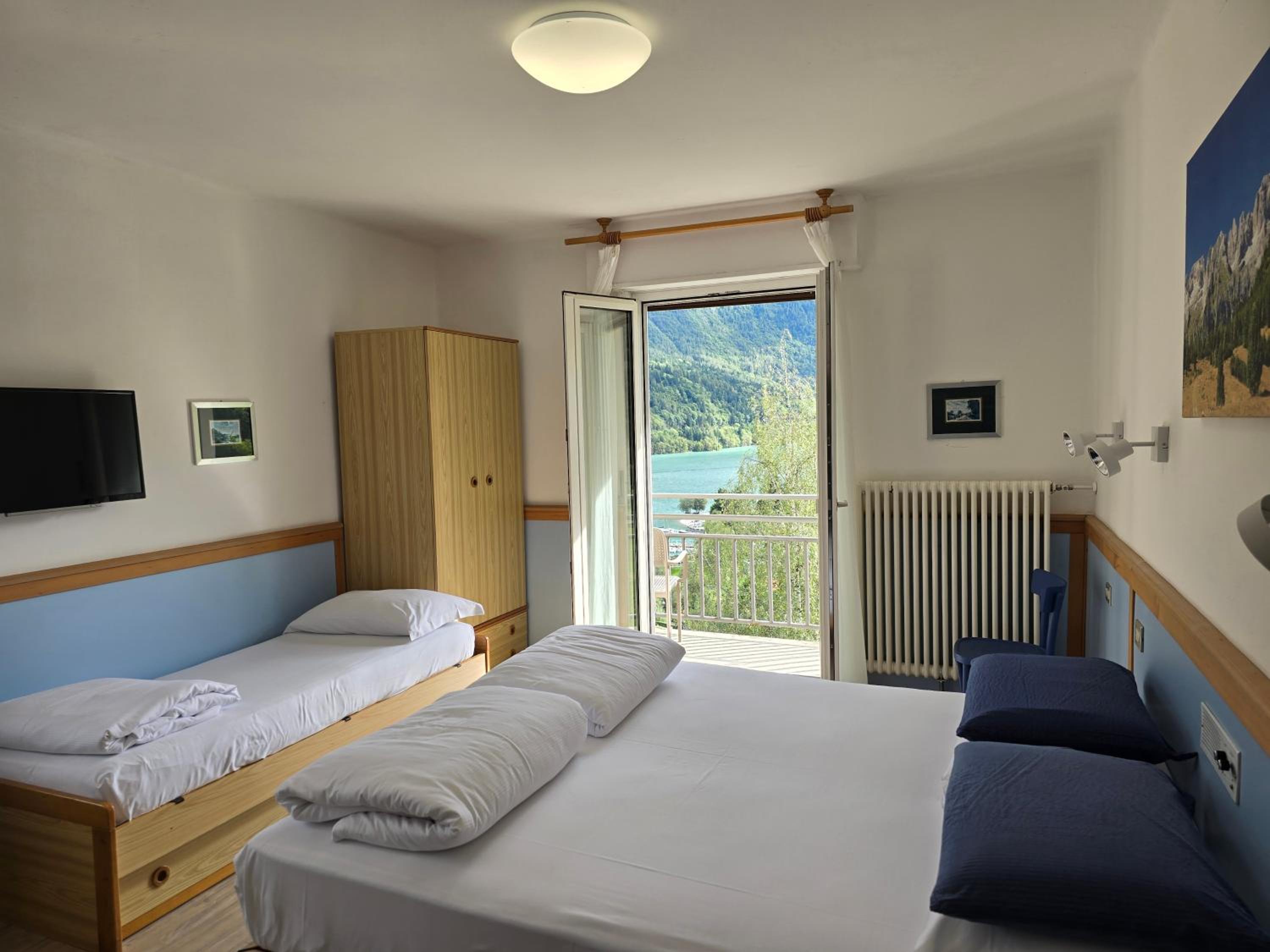 Triple Room with Lake View - Photo 4