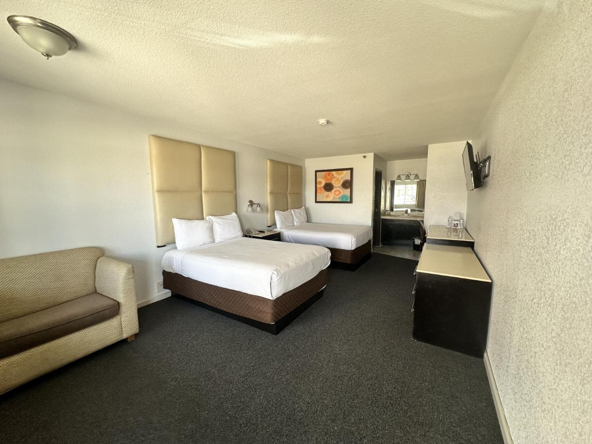Double Room with Two Double Beds - Photo 2