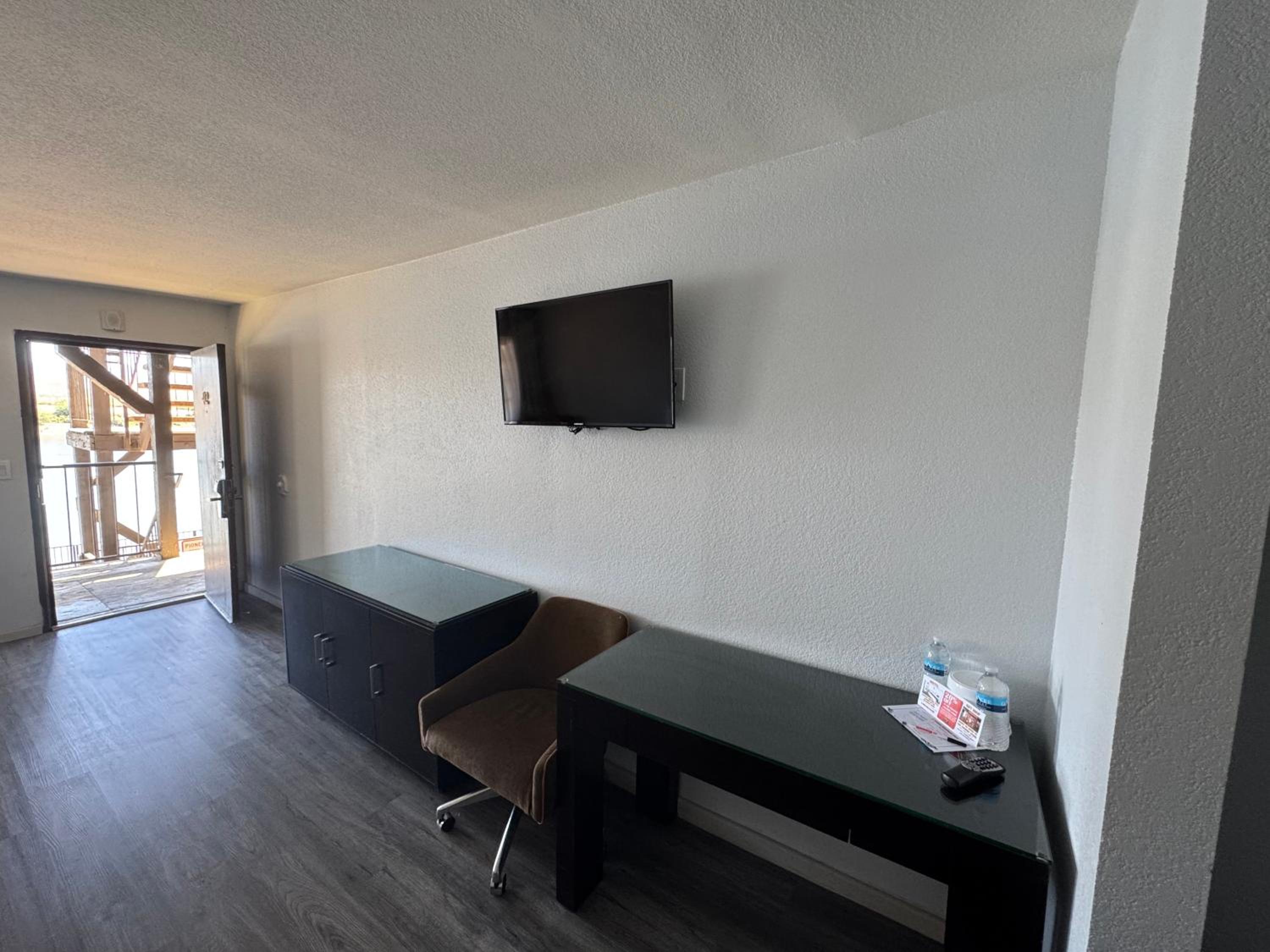 Double Room with Two Double Beds with River View  - Photo 4
