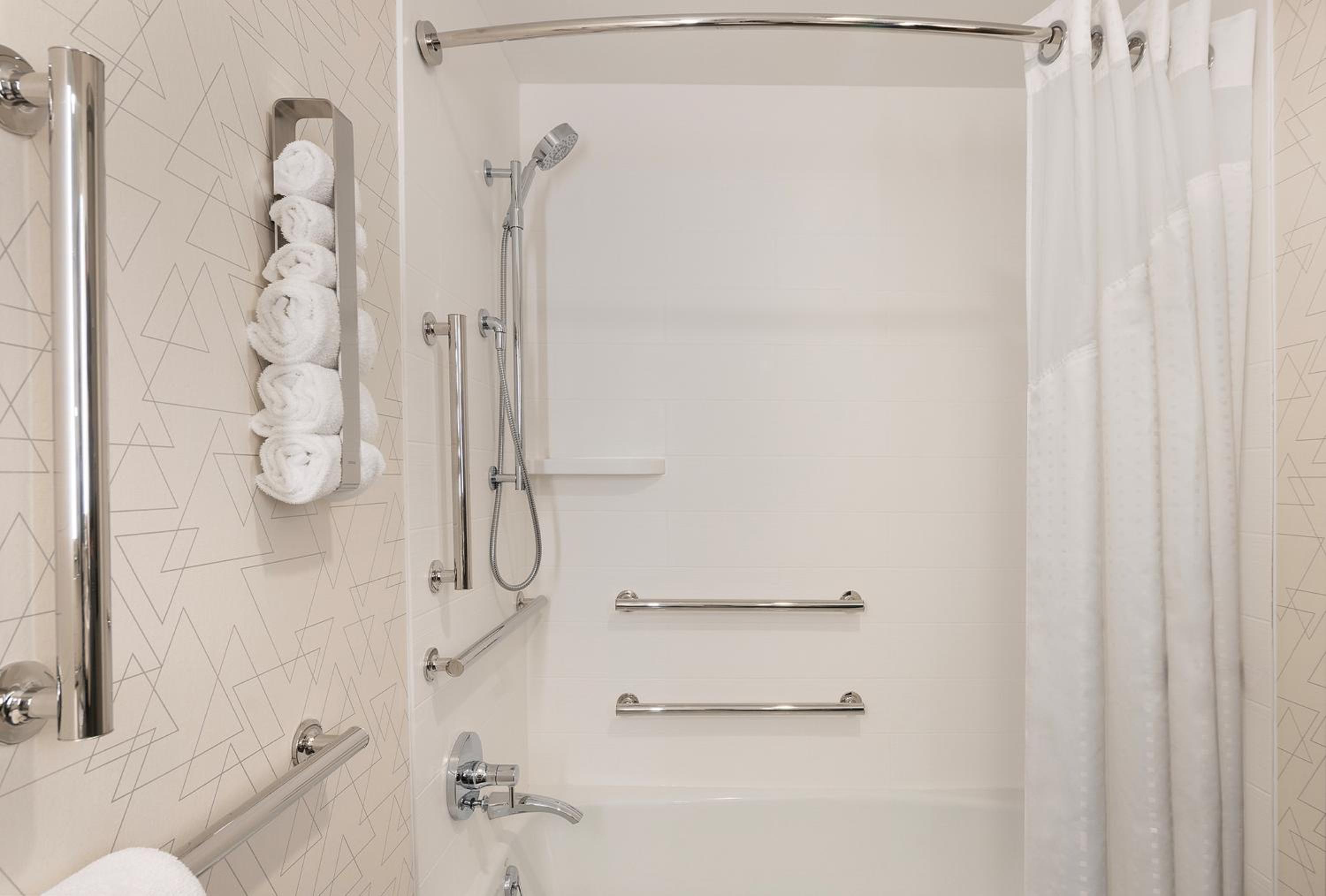 Standard King Room with Mobility Accessible Tub thumbnail 6
