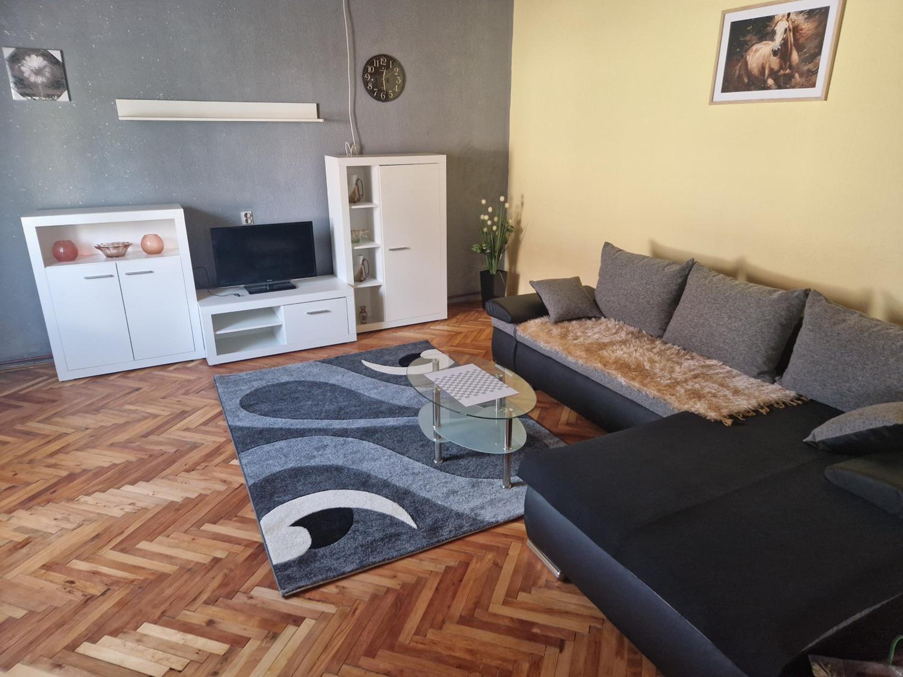 One-Bedroom Apartment photo 1