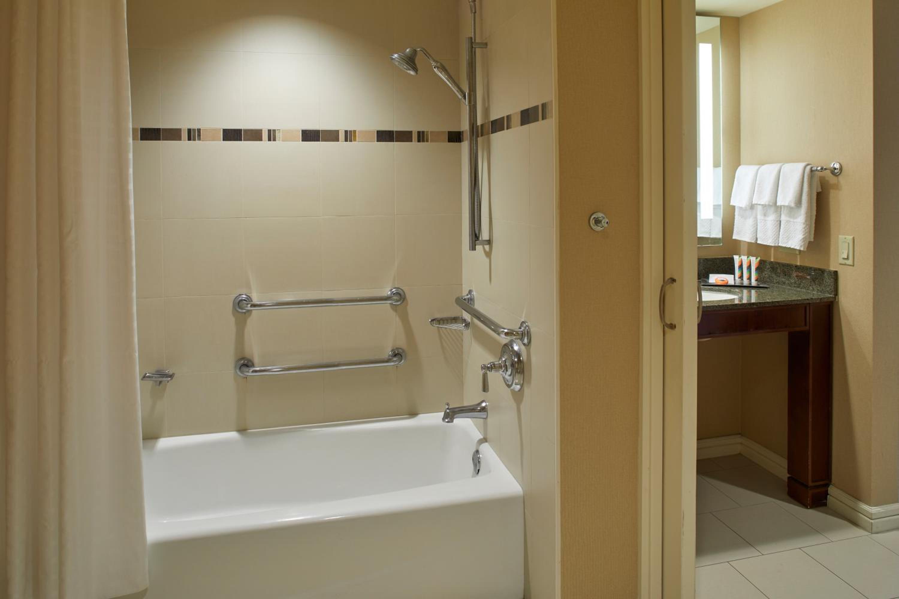 Rainbow Tower Ocean Front Two Double Beds - Mobility Accessible Tub