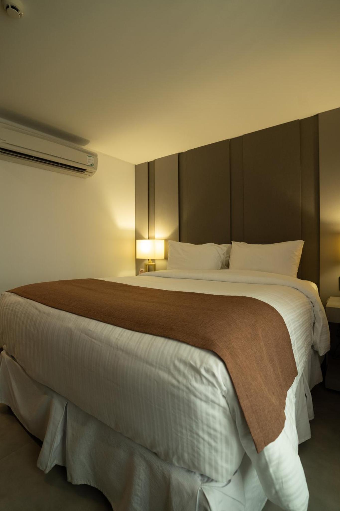 Deluxe Double Room with Side Sea View - Photo 5
