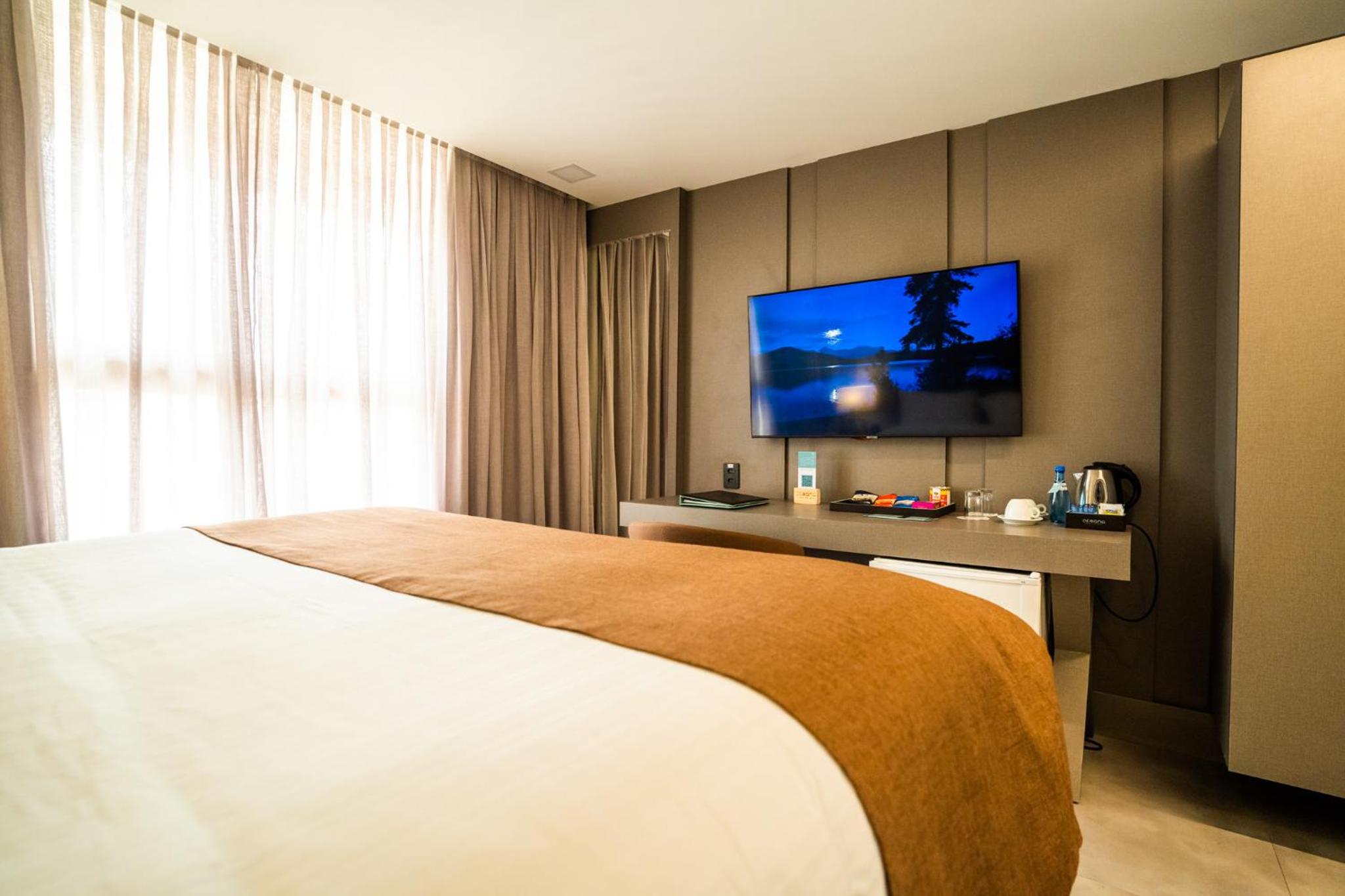 Deluxe Double Room with Side Sea View - Photo 1